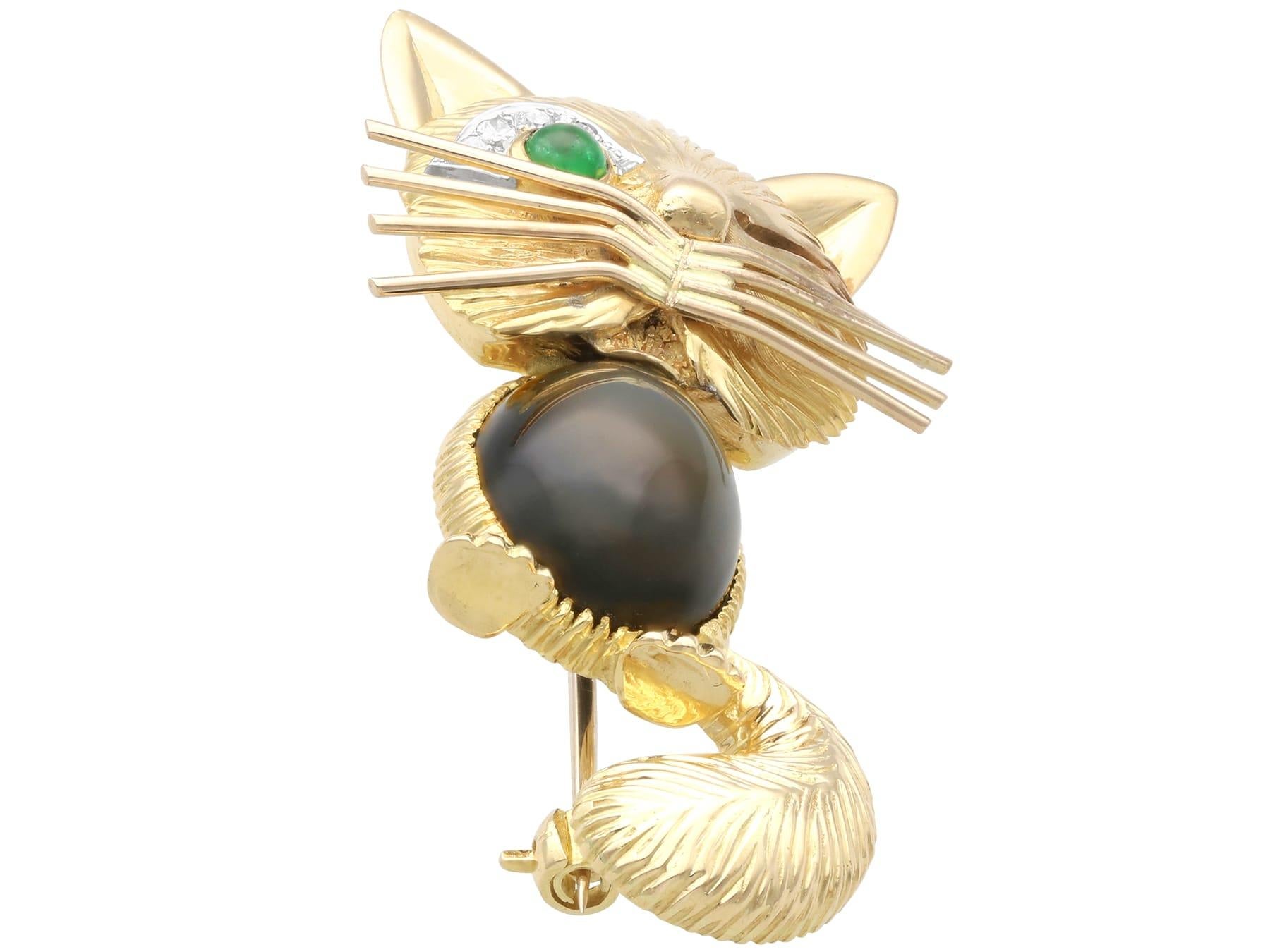 3.50 Carat Onyx, 0.13 Carat Emerald and Diamond, 18k Yellow Gold Cat Brooch 1958 For Sale 2