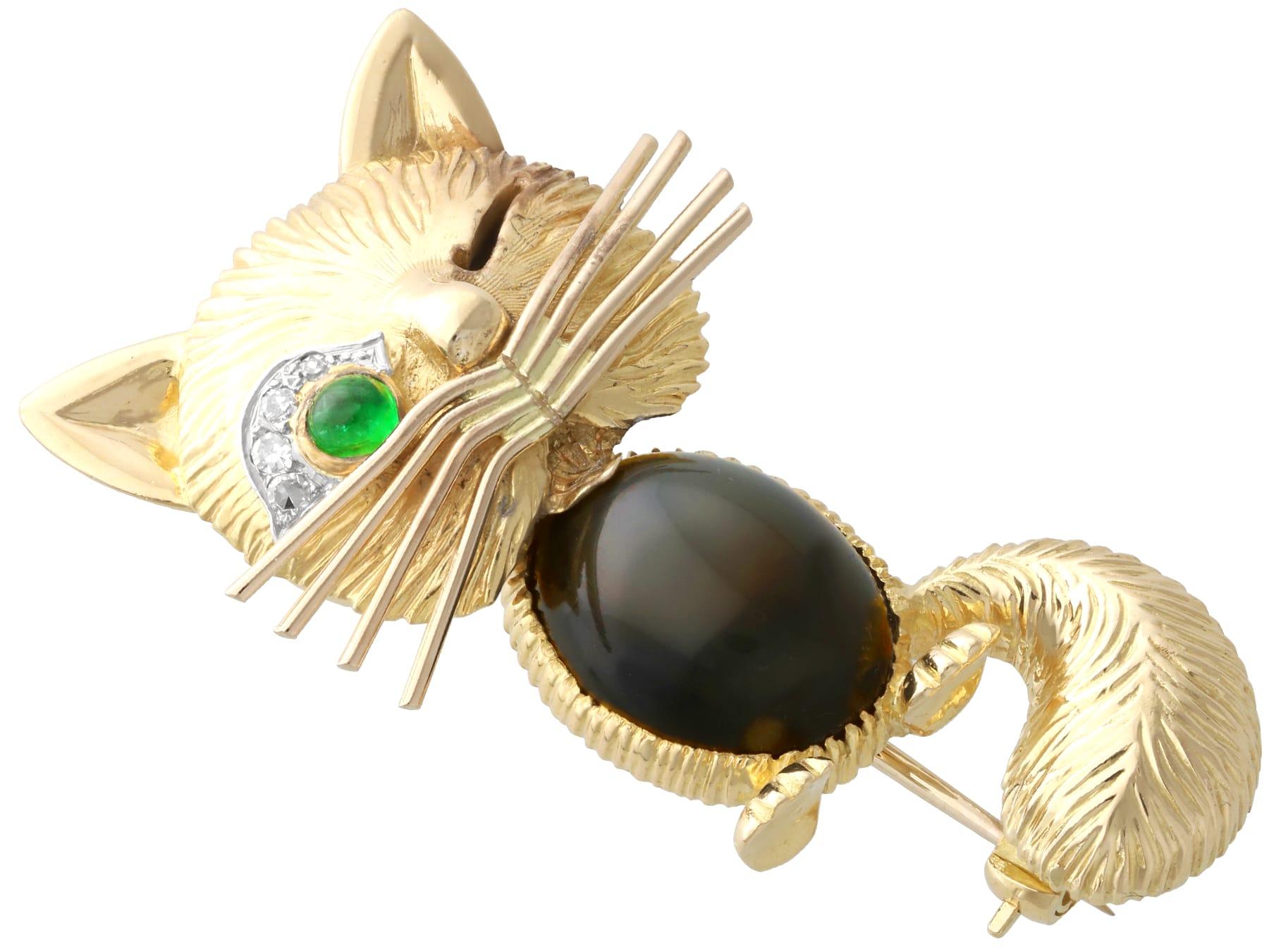 3.50 Carat Onyx, 0.13 Carat Emerald and Diamond, 18k Yellow Gold Cat Brooch 1958 For Sale 3