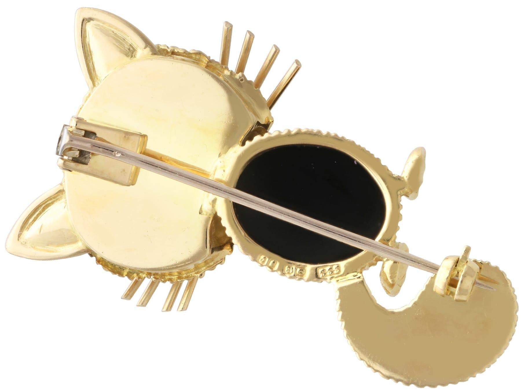 3.50 Carat Onyx, 0.13 Carat Emerald and Diamond, 18k Yellow Gold Cat Brooch 1958 For Sale 4