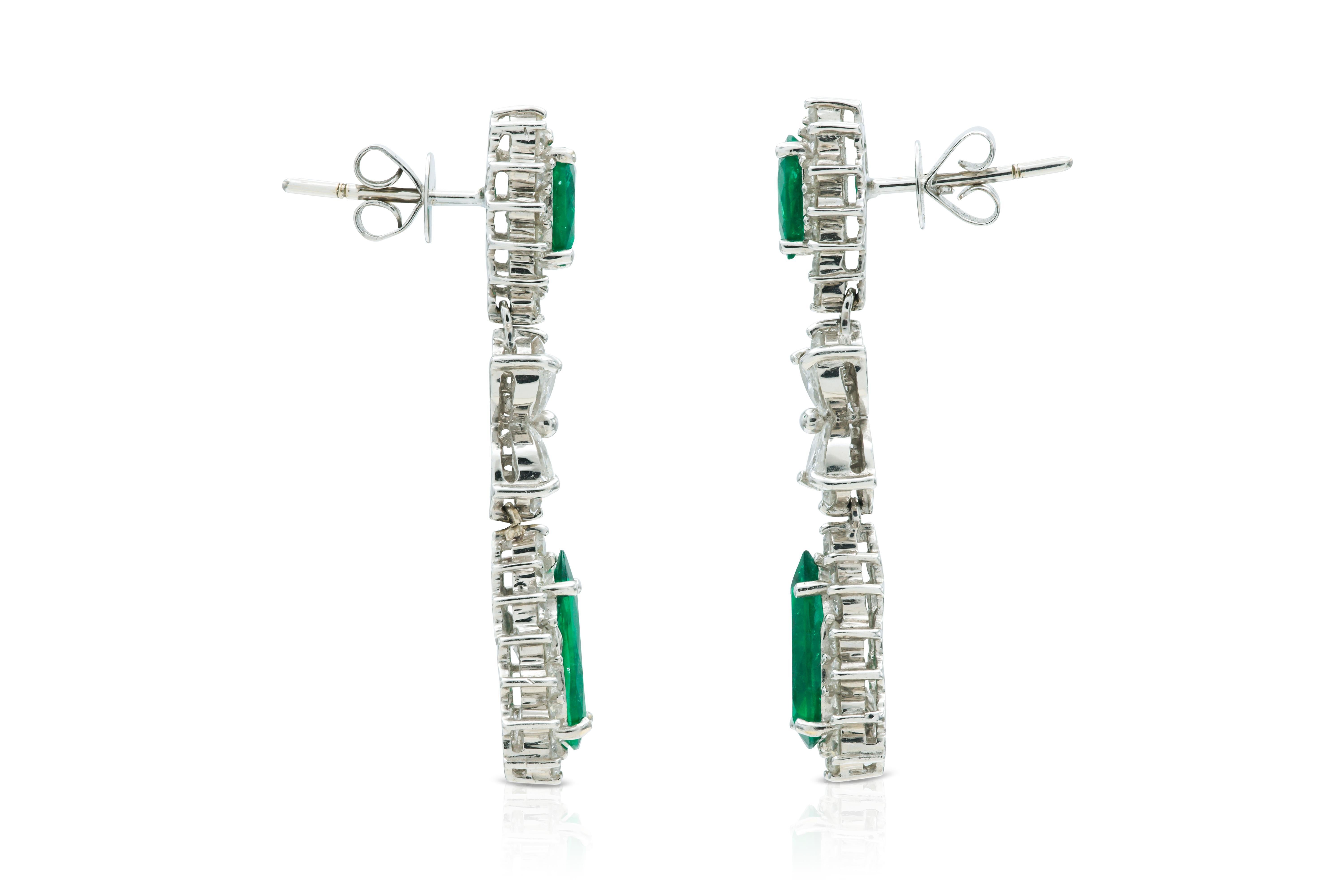 Taille poire 3.50 Carat Pear-Shaped Emeralds & Diamonds Dangle Earrings en vente