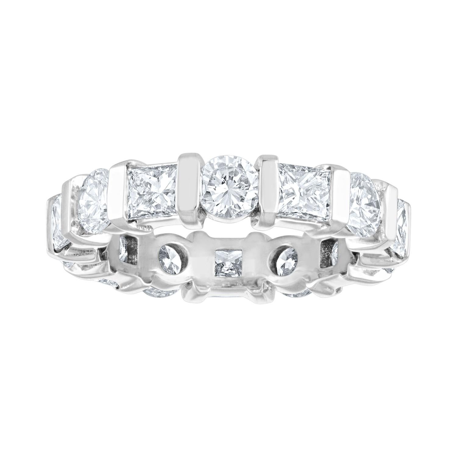 Bellissima fascia per l'eternità con diamanti rotondi e principeschi alternati
L'anello è in oro 18KW.
Ci sono 1,80 carati in diamanti rotondi G/H VS
Ci sono 1,70 carati in diamanti Princess G/H VS
L'anello pesa 5,4 grammi
L'anello è una misura 5.5,