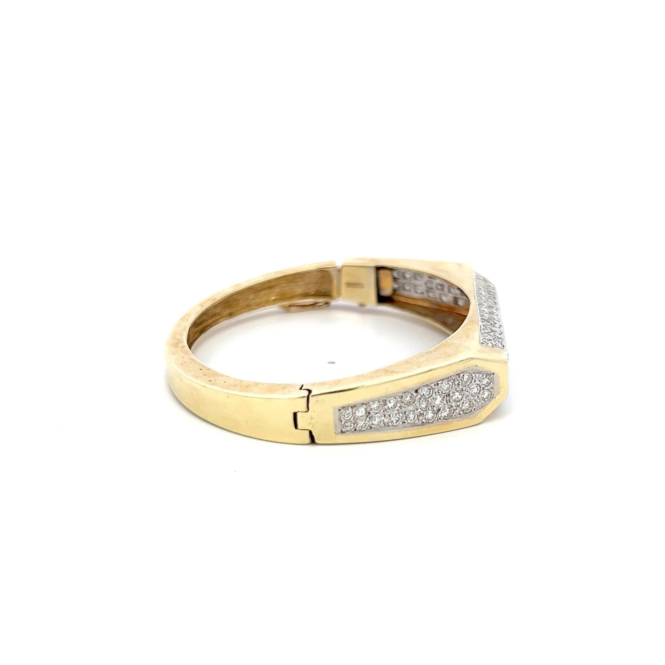Titre :
Bracelet jonc en or bicolore 14 carats avec diamants ronds brillants de 3,50 carats H SI
Le style :
Bracelet
Métal :
Or 14 carats bicolore
Pierre précieuse 1 :
Diamant de 3,5 carats
Nombre de pierres :
112
Couleur :
H
La clarté :
SI
Forme