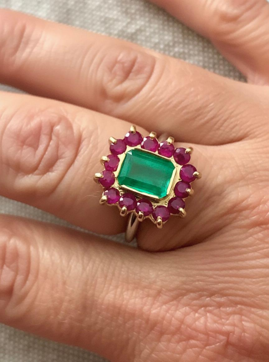 Anillo Vintage de esmeralda y rubí de 3,50 quilates, engastado en el centro con una esmeralda natural colombiana que mide aproximadamente 7,7mmx5,8mm. y pesa aproximadamente 1,40 quilates, enmarcada por 15 rubíes redondos que pesan aproximadamente