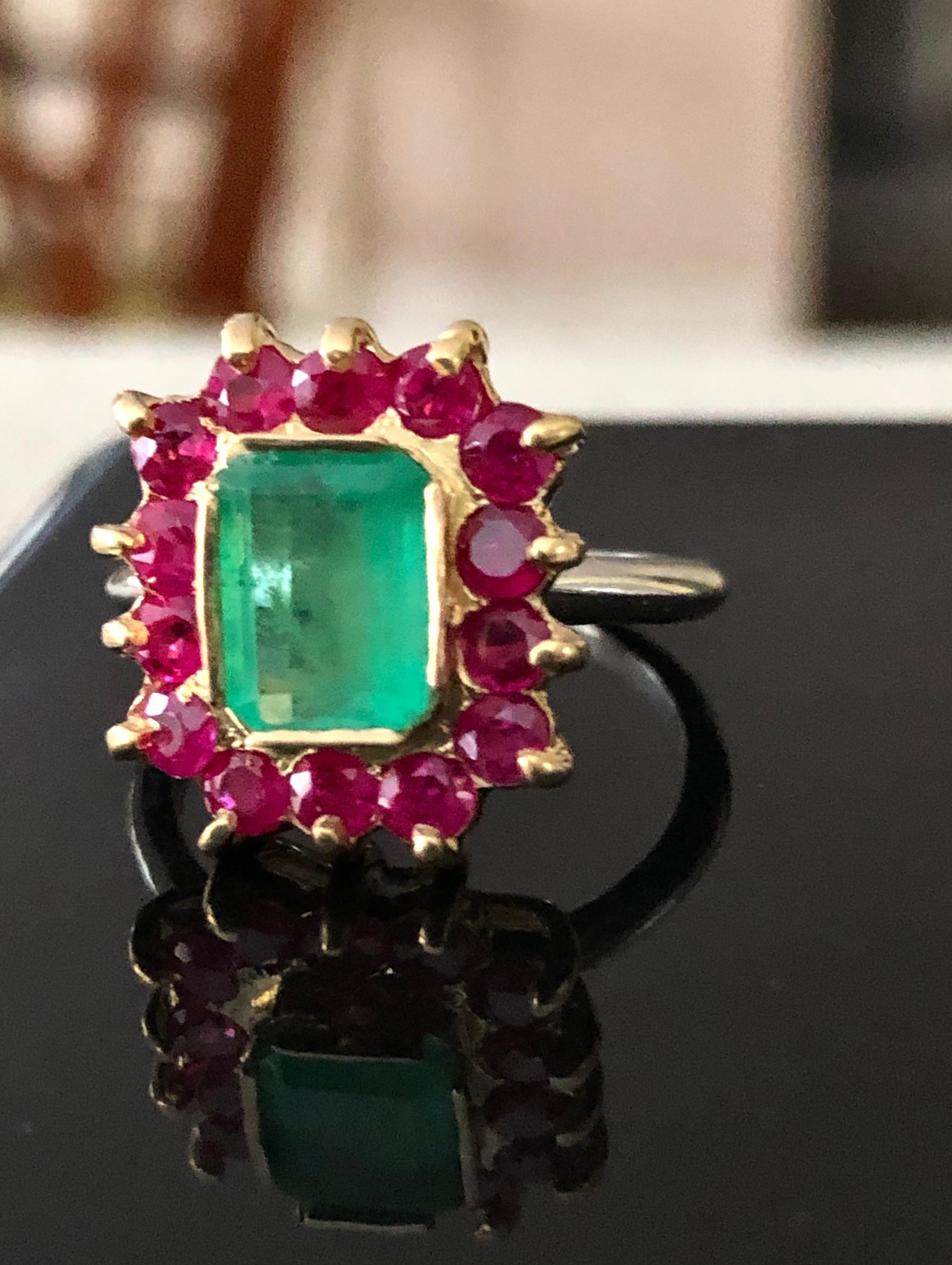 3.50 Carat Vintage Emerald Ruby Cocktail Ring 18 Karat and Platinum For Sale 1