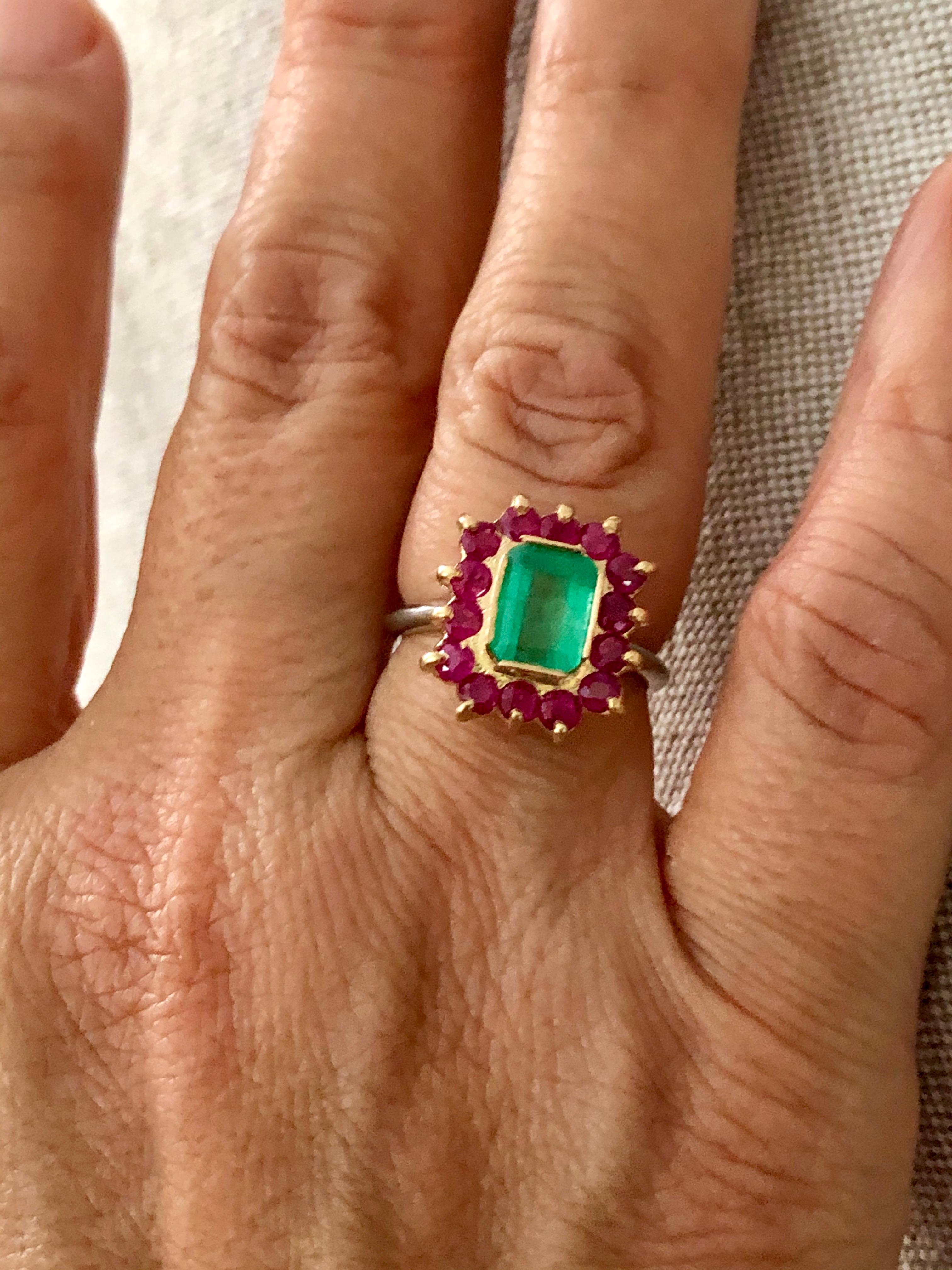 Bague cocktail vintage en platine et or 18 carats avec émeraude et rubis de 3,50 carats en vente 3