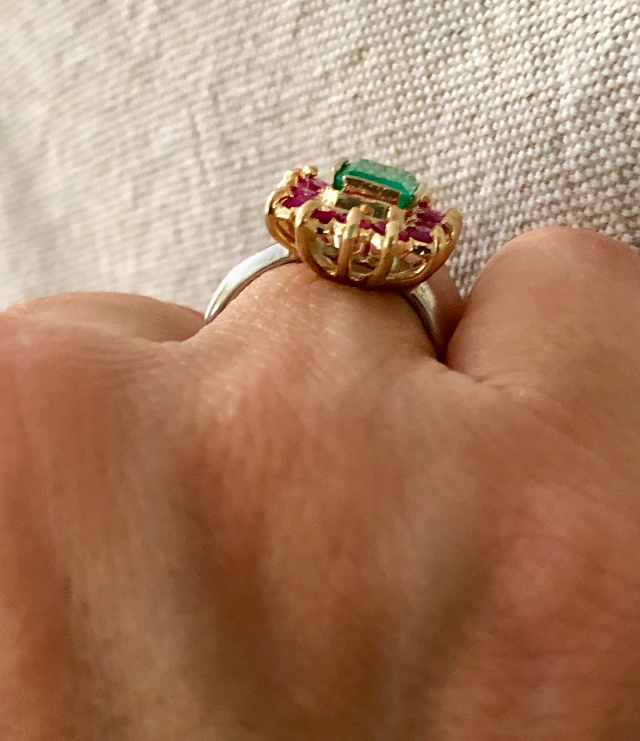 Bague cocktail vintage en platine et or 18 carats avec émeraude et rubis de 3,50 carats en vente 5