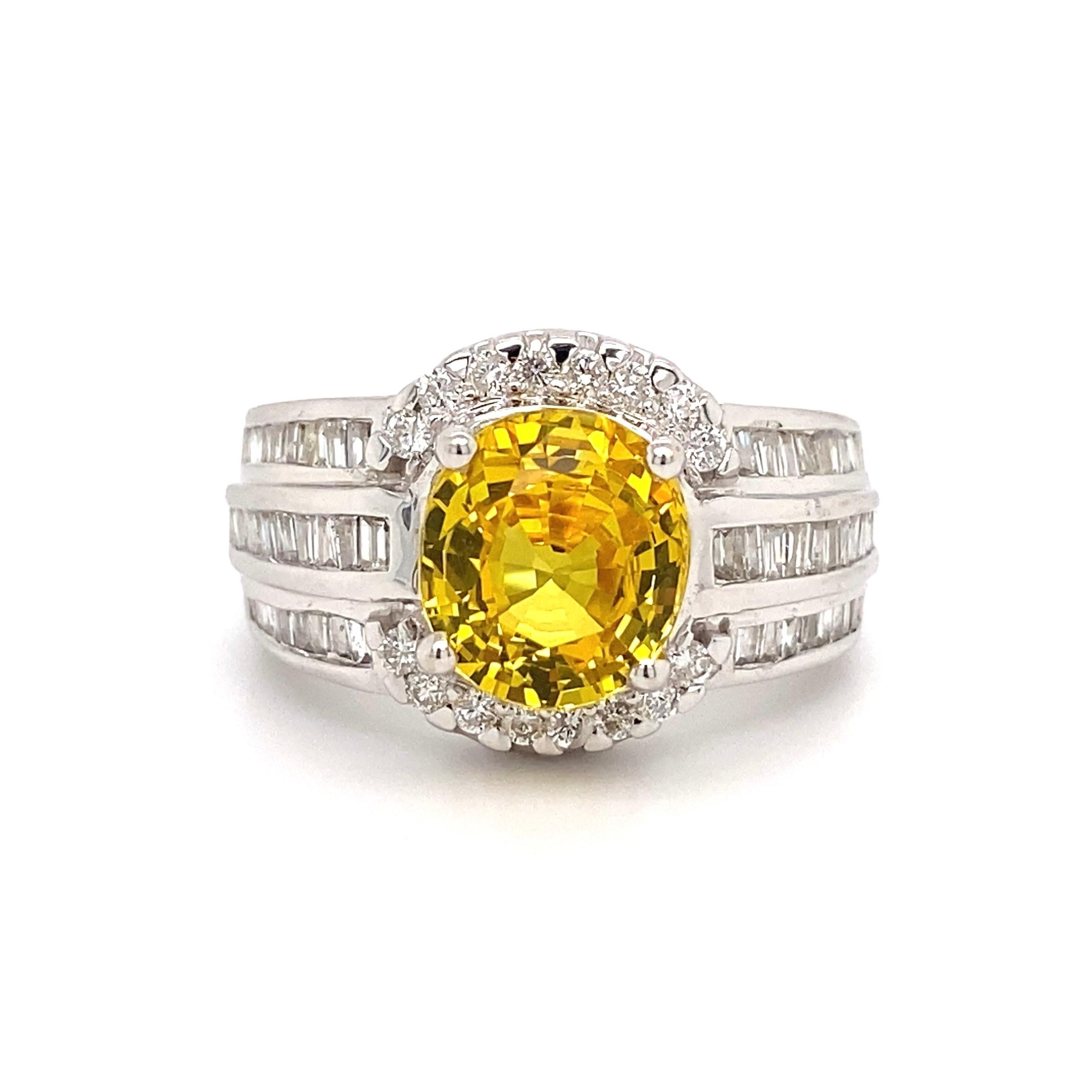Vintage 3.5 Carat Yellow Sapphire GIA and Diamond Gold Statement Ring In Excellent Condition For Sale In Montreal, QC