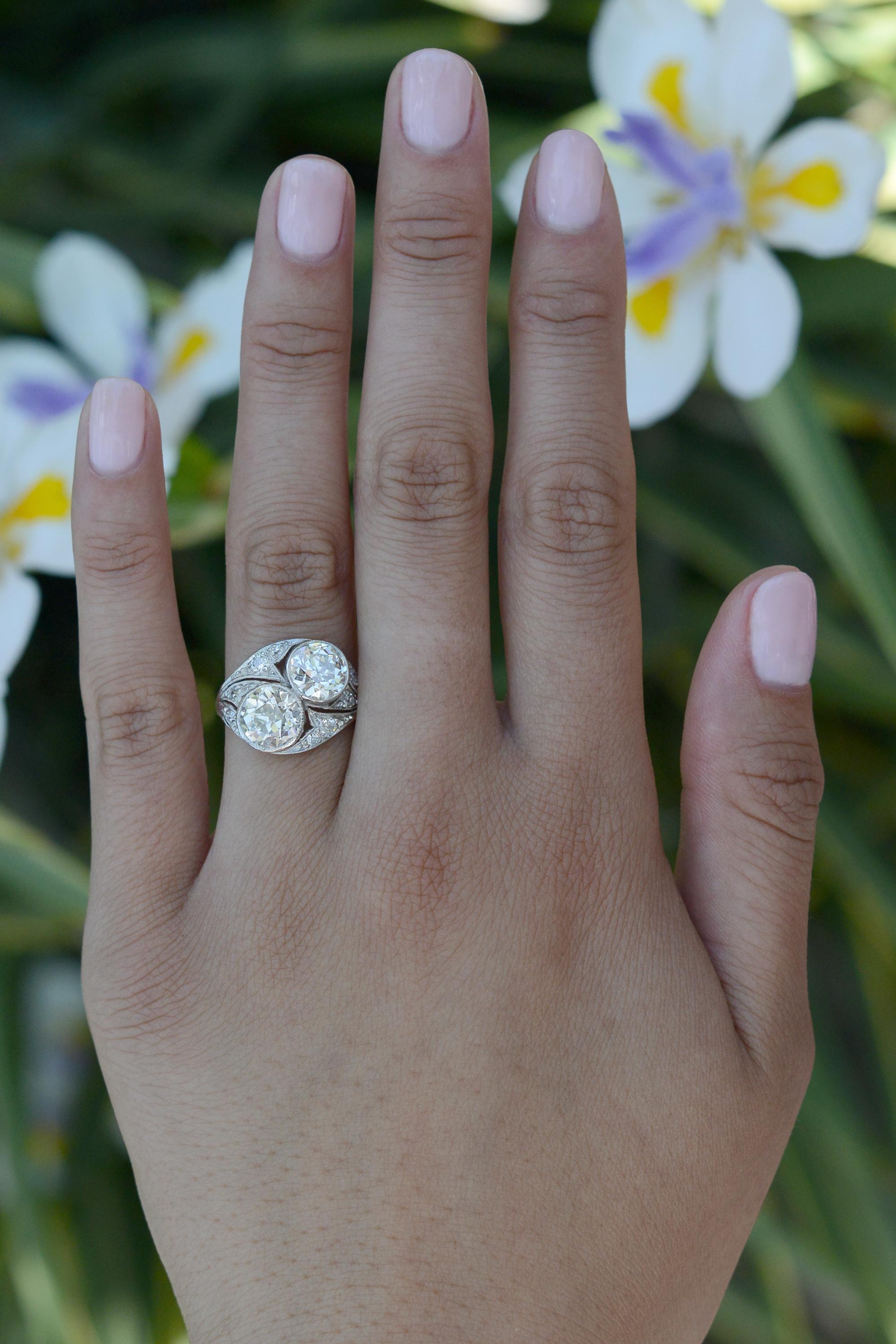 Dieser authentische Verlobungsring mit doppeltem Diamanten im Art-Déco-Stil strahlt exquisite Schönheit aus und drückt die ewige Liebe zu Ihrem Partner aus. Das klassische Toi et Moi-Motiv symbolisiert das französische Bekenntnis zu 