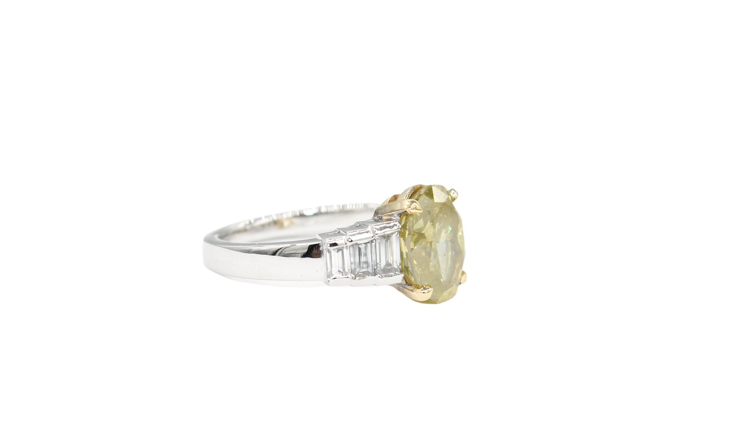 18K white-Gold ring. Modern Ring set with a Yellow diamond of 3.51 Carats and 6 baguettes shape diamonds of 0,78 Carats ( H color - Vs clarity). this rade has been made by our craftsmen in Antwerp, Belgium. The diamonds come directly from Antwerp,