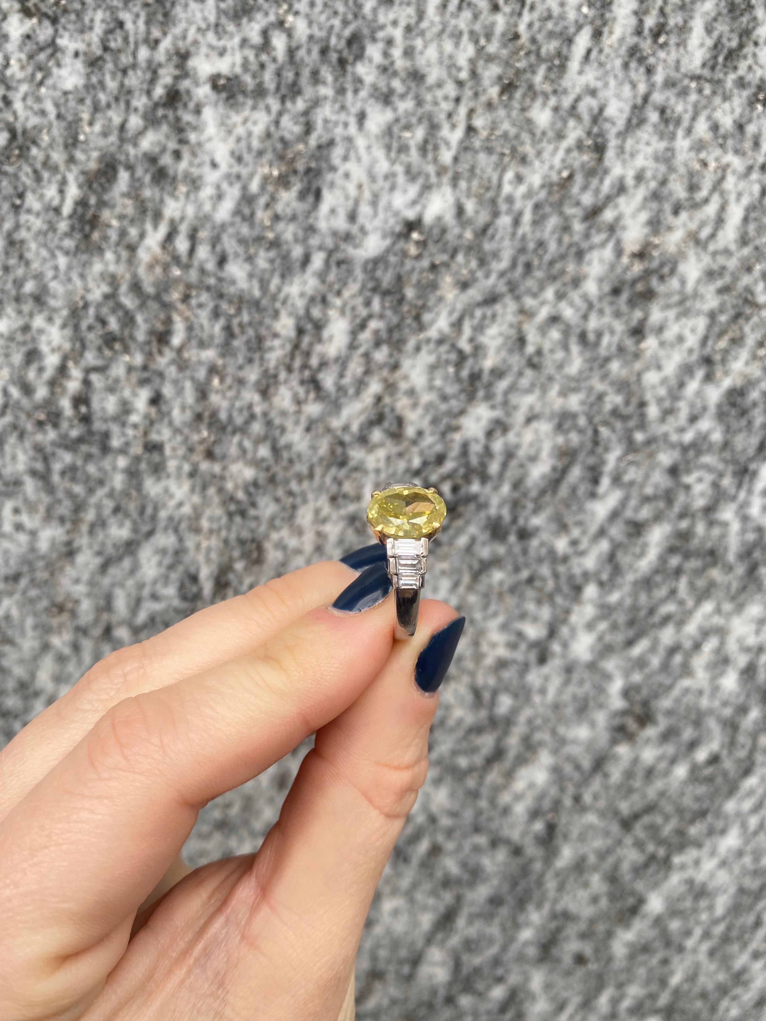 3.50 Carats Natural Yellow Diamond and Gold 18k Ring In New Condition For Sale In Uccle, BE
