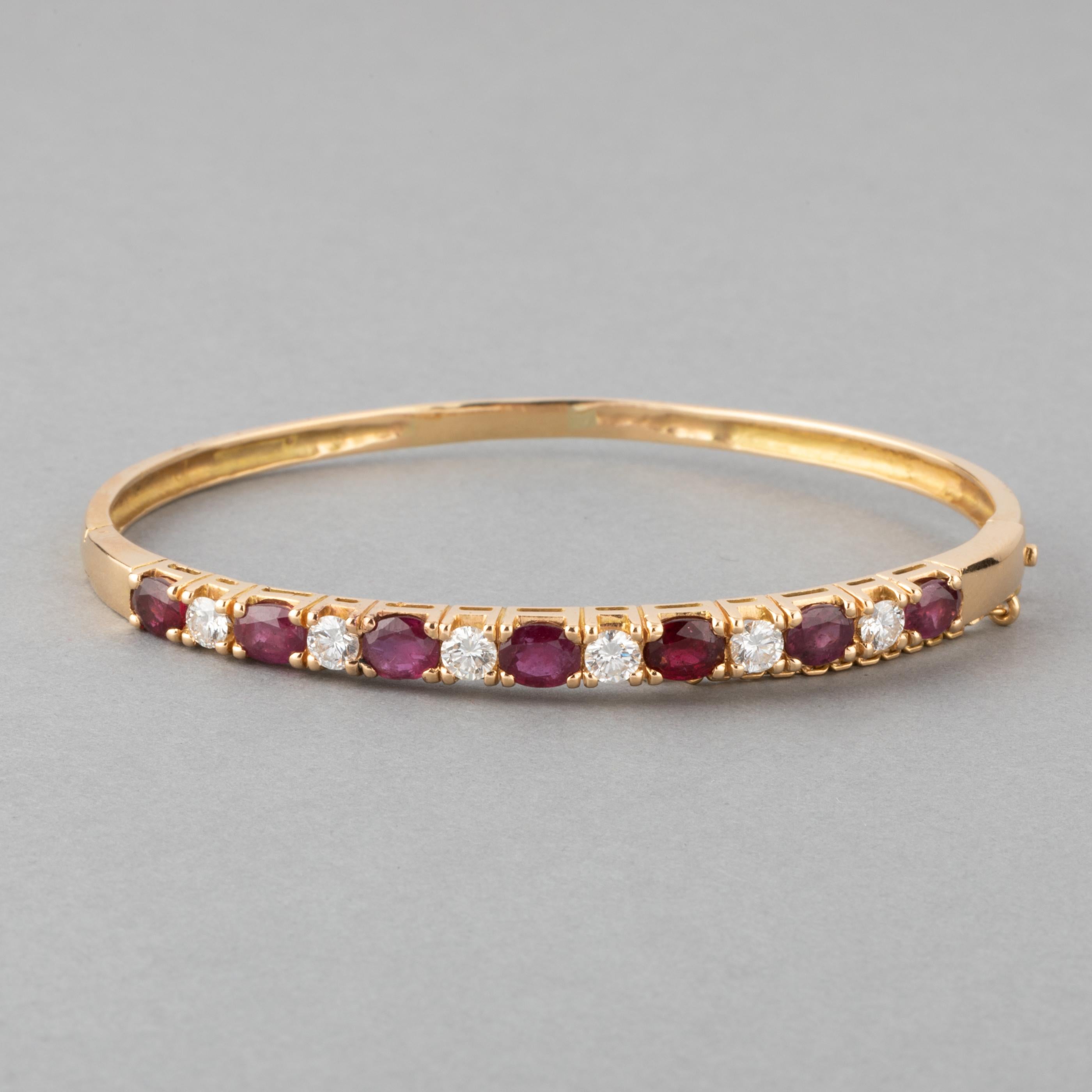 A very lovely bracelet, French vintage made.

Made in yellow gold 18k. Set with 1 carat of diamonds and 3.5 carats of rubies.

Inside diameter: 6.2 and 5.2 mm.

Weight: 15.90 grams