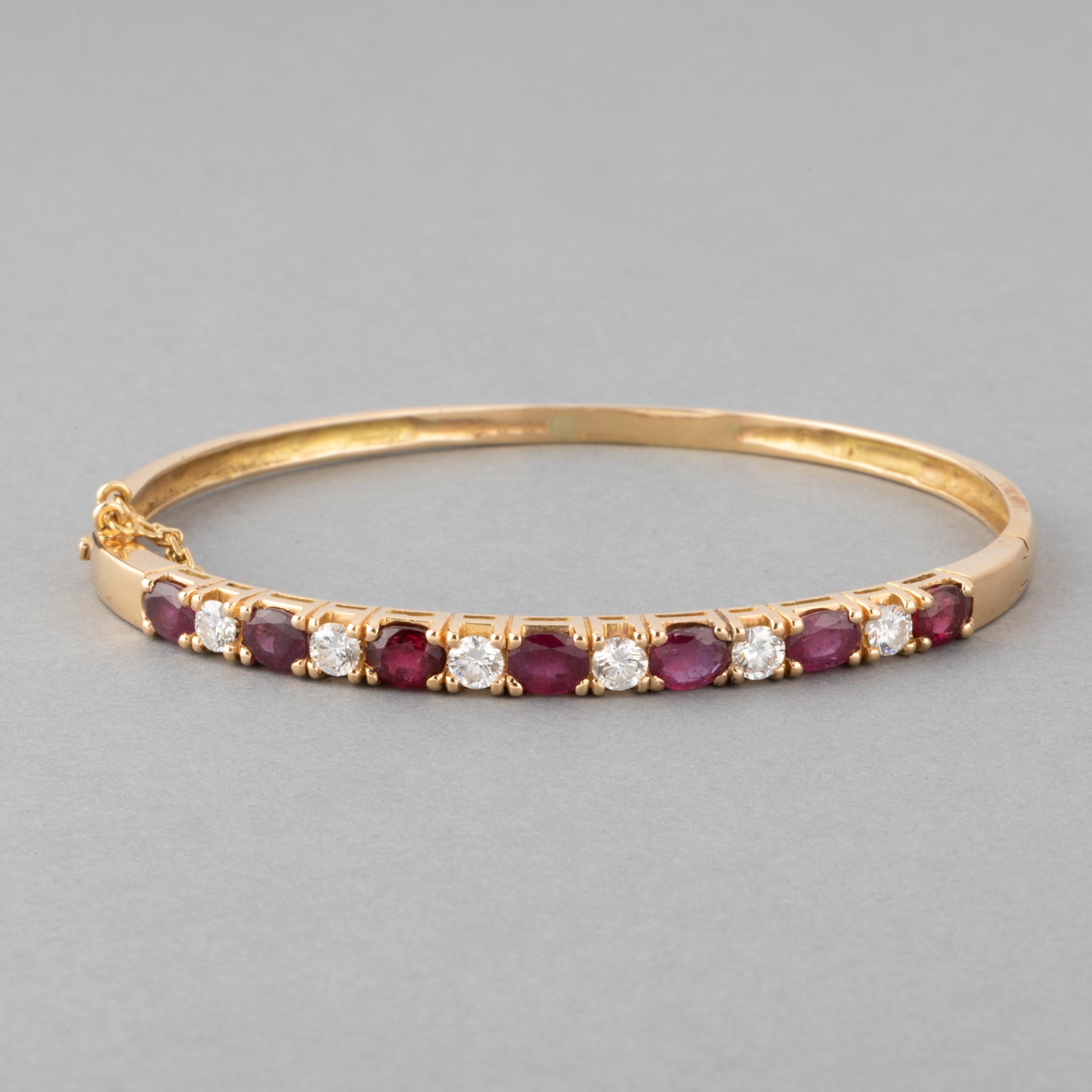 Round Cut 3.50 Carats Rubies and 1 Carats Diamond Vintage Bracelet For Sale