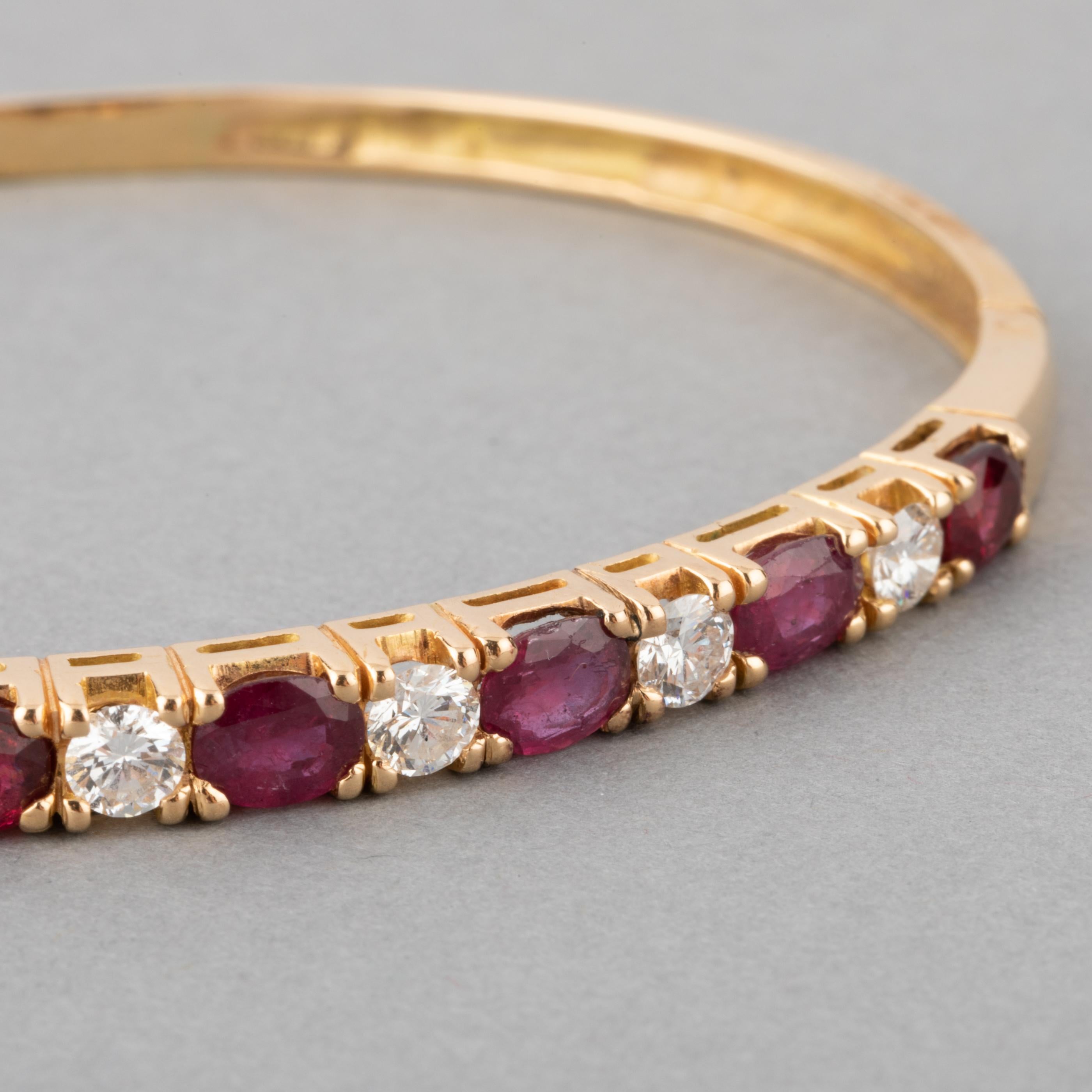 3.50 Carats Rubies and 1 Carats Diamond Vintage Bracelet In Good Condition For Sale In Saint-Ouen, FR