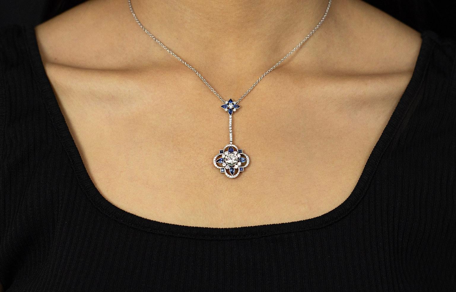 Collier pendentif vintage avec saphir bleu de taille mixte et diamants de 3,50 carats au total Pour femmes en vente