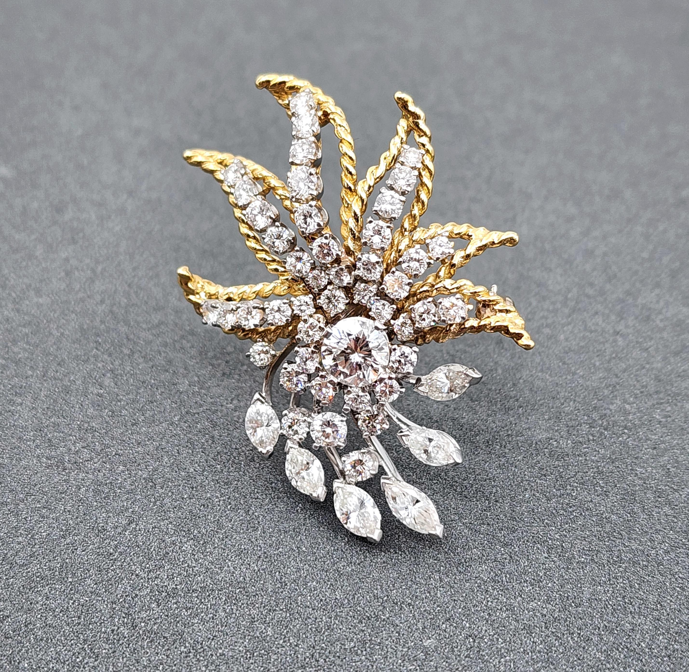 Cette broche en diamant exquise séduit par son design complexe. D'une taille totale d'environ 3,50 carats, les diamants sont de couleur E/F et de pureté VS1/VS2. Les pierres de taille mixte sont serties dans un harmonieux mélange d'or jaune et d'or
