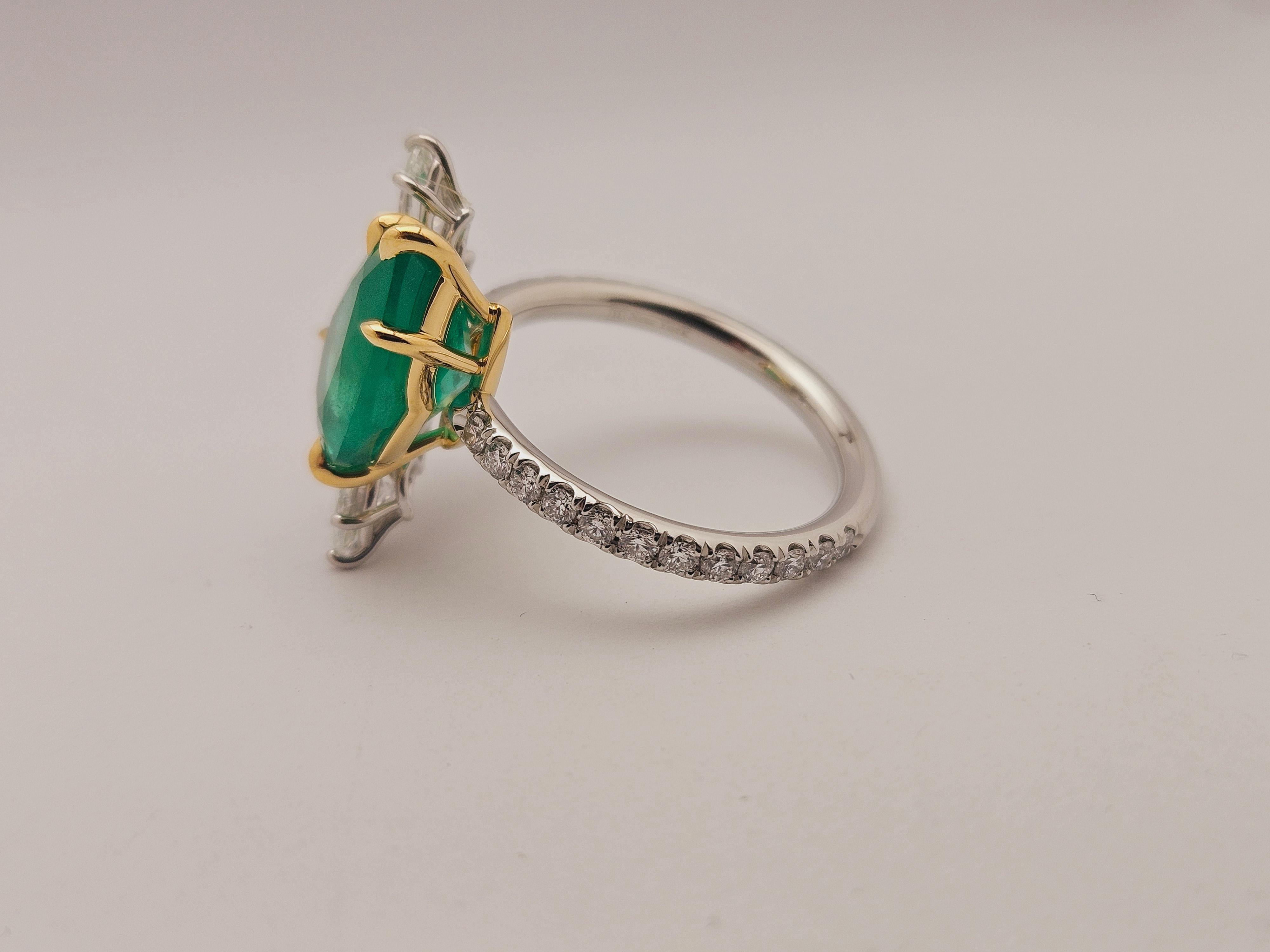 Moderno 3,50 CT GIA Certificato Colombiano  Anello con smeraldo a forma di pera in vendita