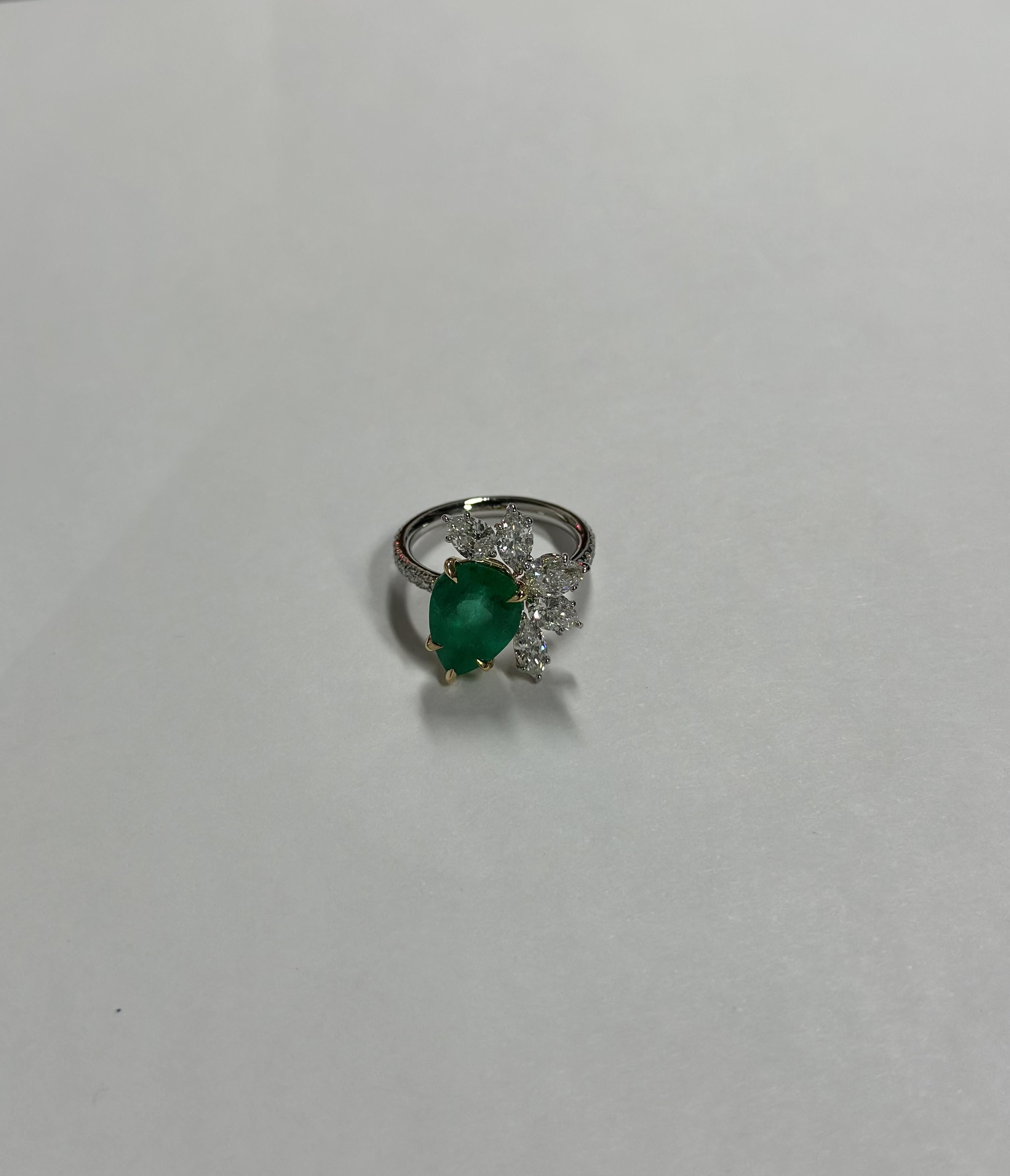 Donna 3,50 CT GIA Certificato Colombiano  Anello con smeraldo a forma di pera in vendita