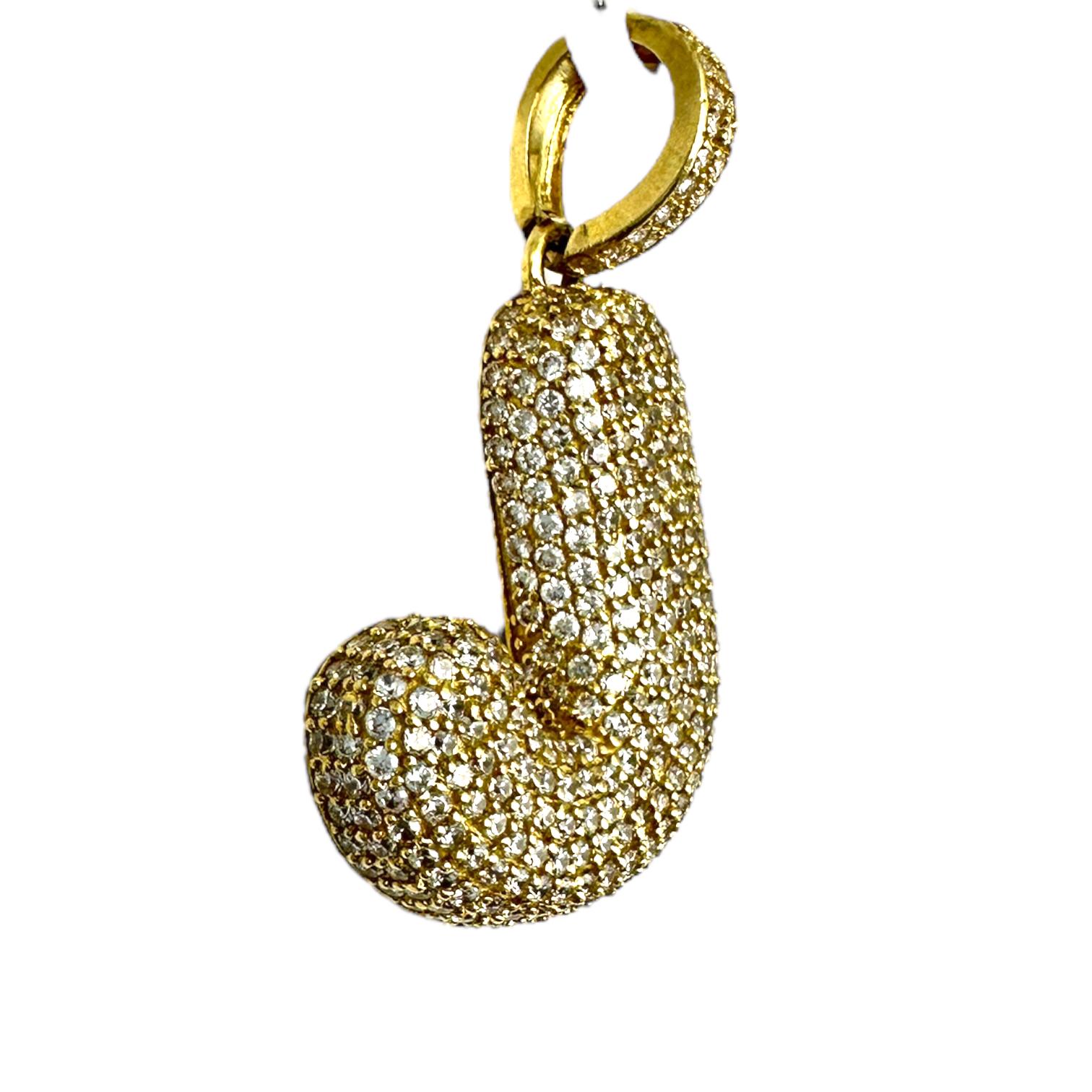 Taille ronde Pendentif lettre J en or jaune 14 carats avec diamants pavés de 3,50 carats en vente
