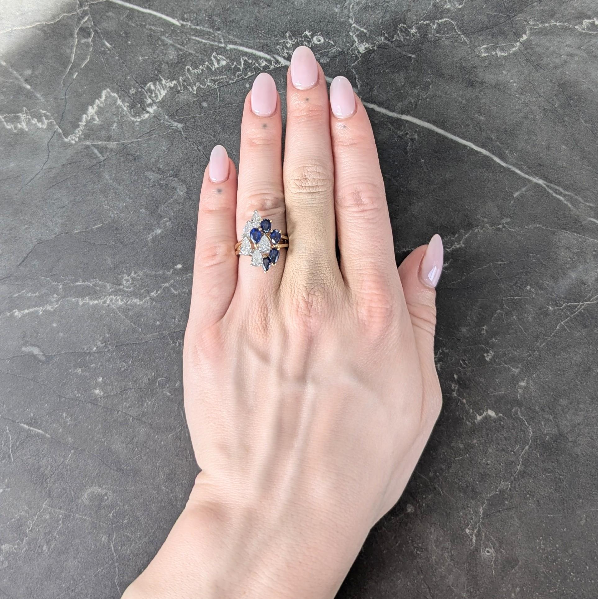 Conçue comme une grappe de diamants taille poire et de saphirs sertis en platine et en or jaune.
Les diamants pèsent environ 1,62 carats au total - couleur G et pureté VS2
Les saphirs pèsent environ 1,88 carats au total - couleur bleu moyen
Disposé