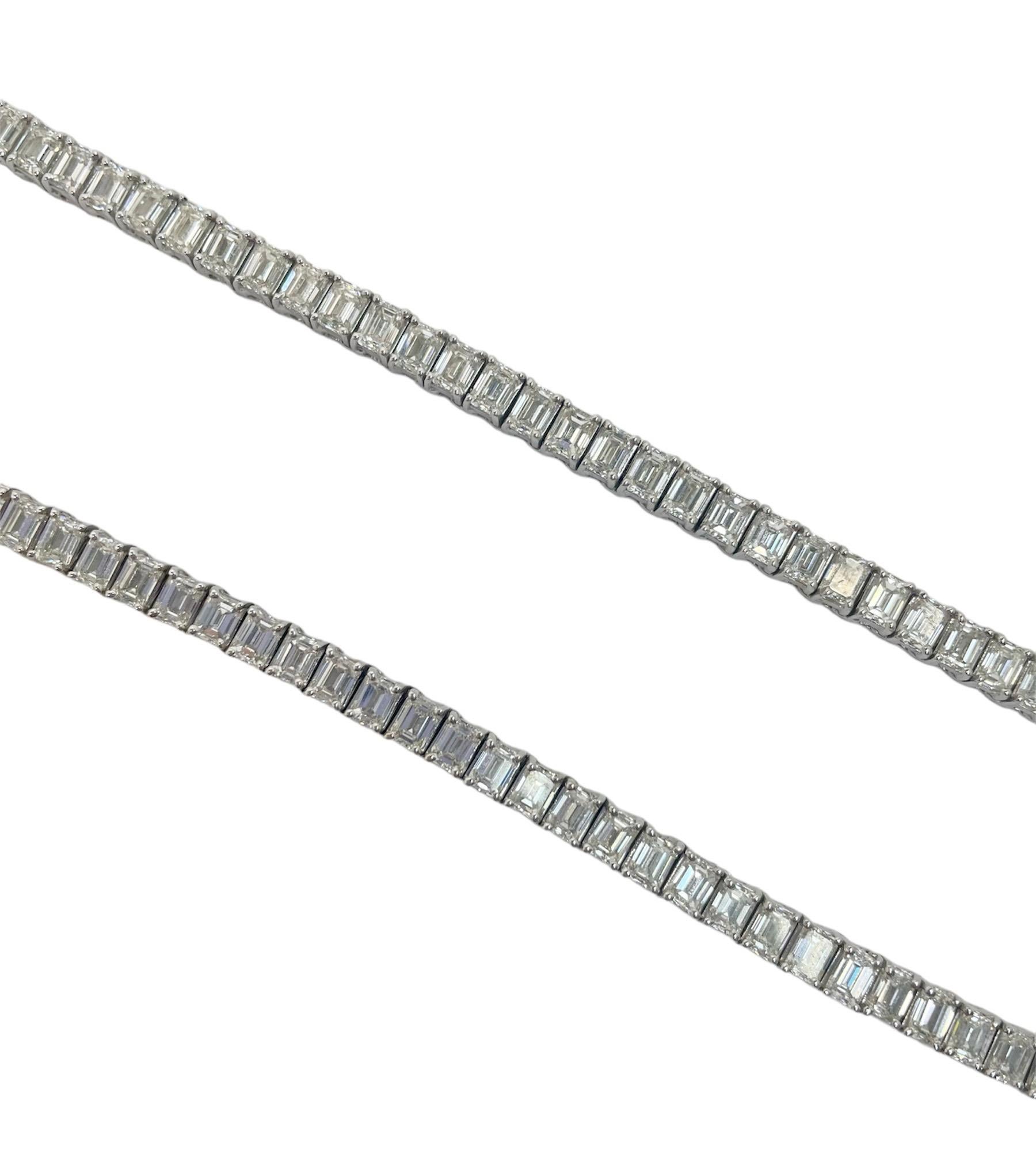 Questa splendida collana di diamanti vanta 112 diamanti taglio smeraldo per un peso totale di 35,00 carati. Montata in oro bianco 18 carati, questa collana ti stupirà!

Lunghezza totale: 16 pollici
Materiale: Oro bianco da 18 carati
Peso lordo: