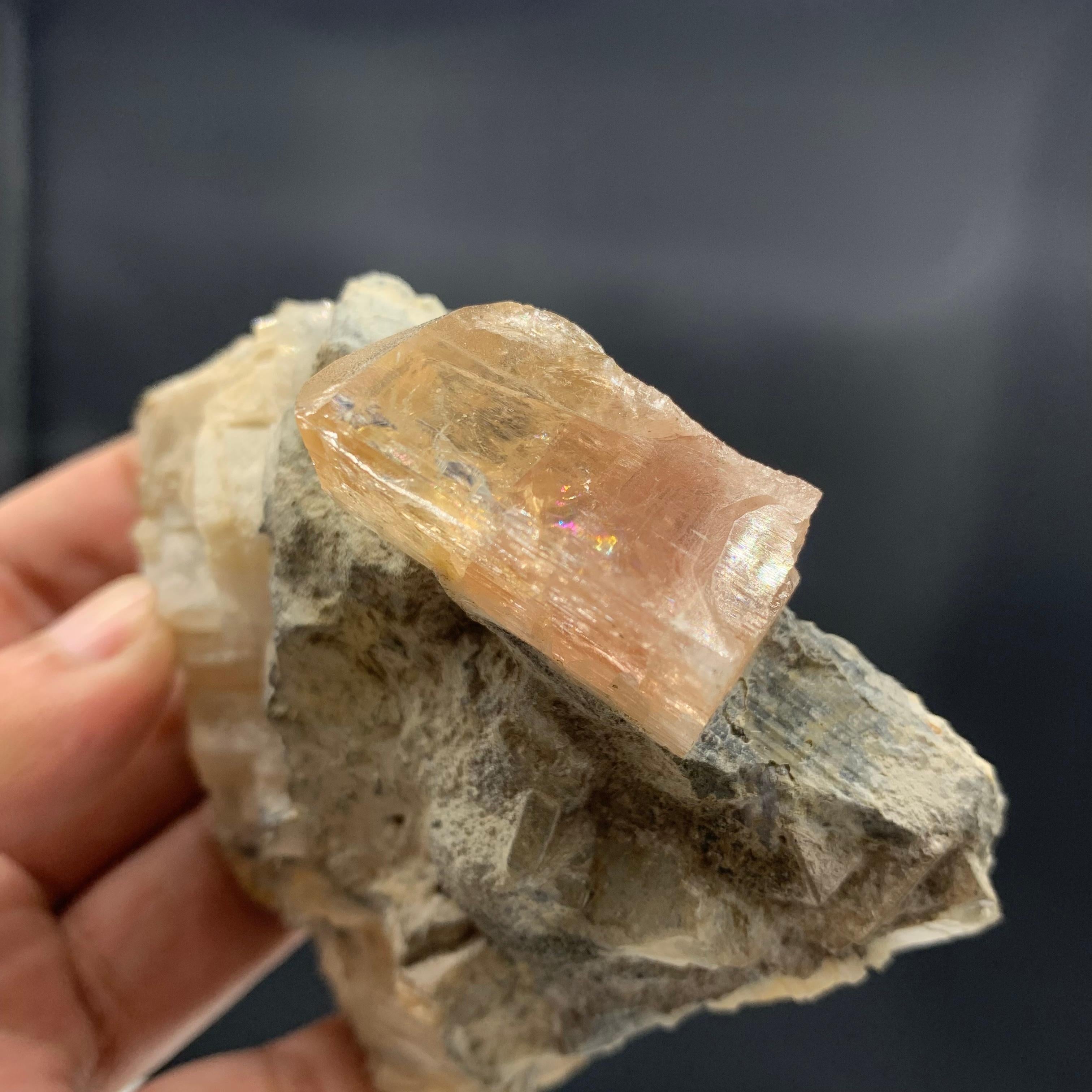 350.03 Gram Gorgeous Imperial Topaz Specimen Katlang, Kpk Province, Pakistan In Good Condition For Sale In Peshawar, PK