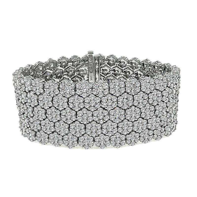 Round Cut 35.00ct Diamond White Gold Bracelet For Sale