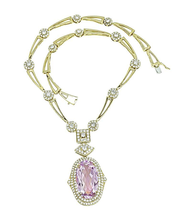 Questa è un'affascinante collana in oro giallo 14k. La collana presenta una deliziosa kunzite dal taglio ovale che pesa circa 35,00ct. La kunzite è accentuata da scintillanti diamanti taglio rotondo che pesano circa 5,00ct. Il colore dei diamanti è