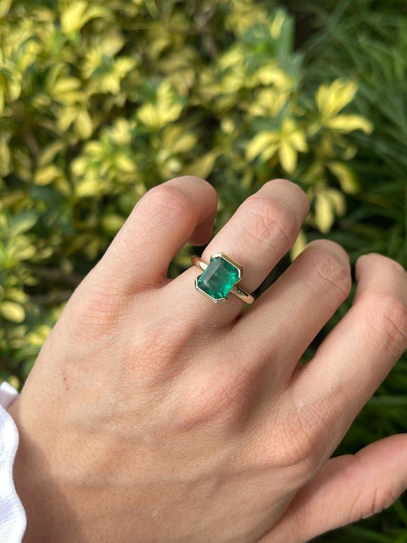Modern 3.50ct 14K Vivid Green Emerald Solitaire Ring - Emerald Cut Half Bezel 585 Gold