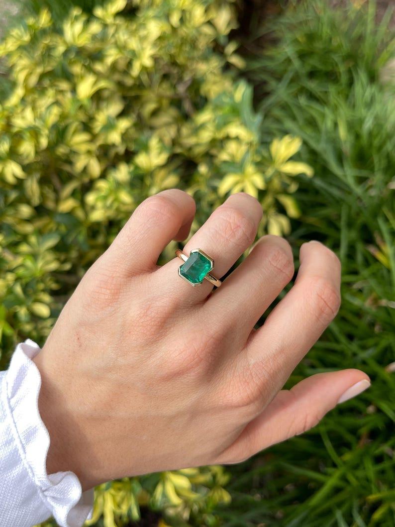 3.50ct 14K Vivid Green Emerald Solitaire Ring - Emerald Cut Half Bezel 585 Gold In New Condition In Jupiter, FL