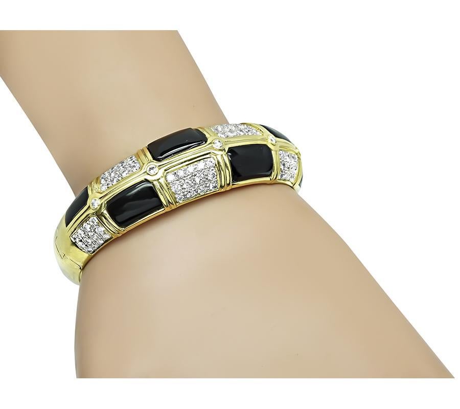 Questo è un fantastico braccialetto in oro giallo e bianco a 18 carati. Il braccialetto è incastonato con scintillanti diamanti a taglio rotondo del peso di circa 3.50 carati. Il colore di questi diamanti è G con purezza VS. I diamanti sono
