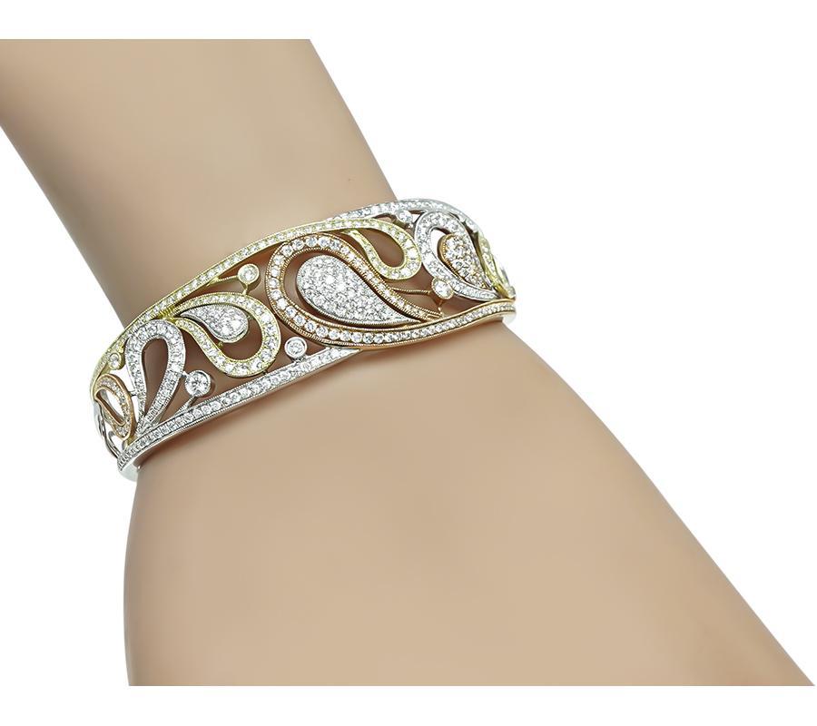 Voici un charmant bracelet en or jaune, rose et blanc 14k. Le bracelet est serti de diamants ronds étincelants pesant environ 3.50ct. La couleur de ces diamants est F-G et la pureté VS. Le bracelet mesure 20 mm de large à la base la plus large et