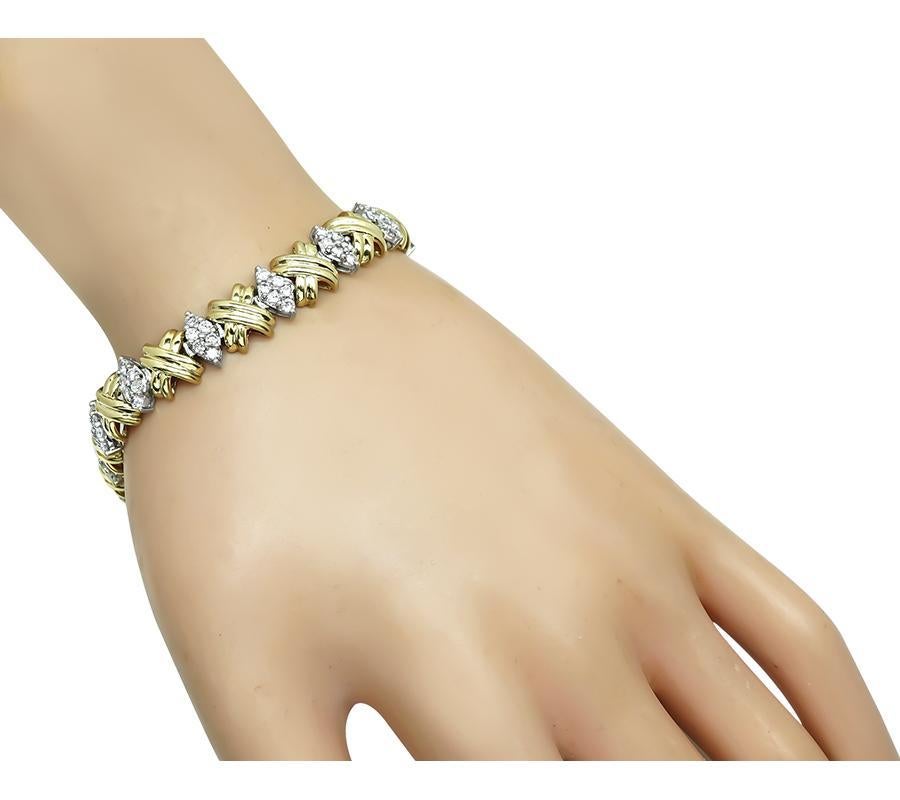 Si tratta di un elegante bracciale in oro giallo e bianco a 14 carati. Il bracciale è incastonato con scintillanti diamanti a taglio rotondo che pesano circa 3.50 carati. Il colore dei diamanti è H con purezza VS2-SI1. Il bracciale misura 10 mm di