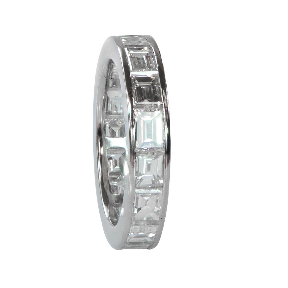 Art déco Alliance d'éternité avec diamant taille émeraude de 3,50 carats, couleur H, platine en vente