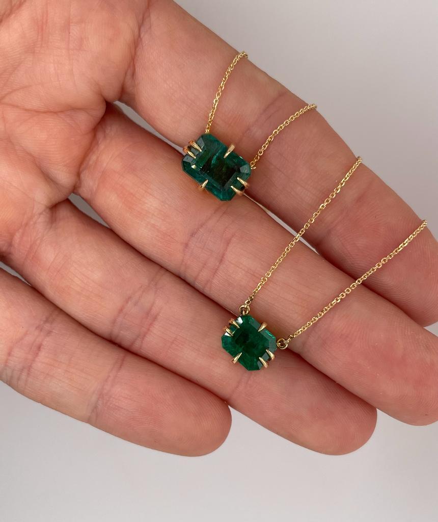 Artisan 3.50ct Emerald necklace made in 18k yellow gold with chain For Sale