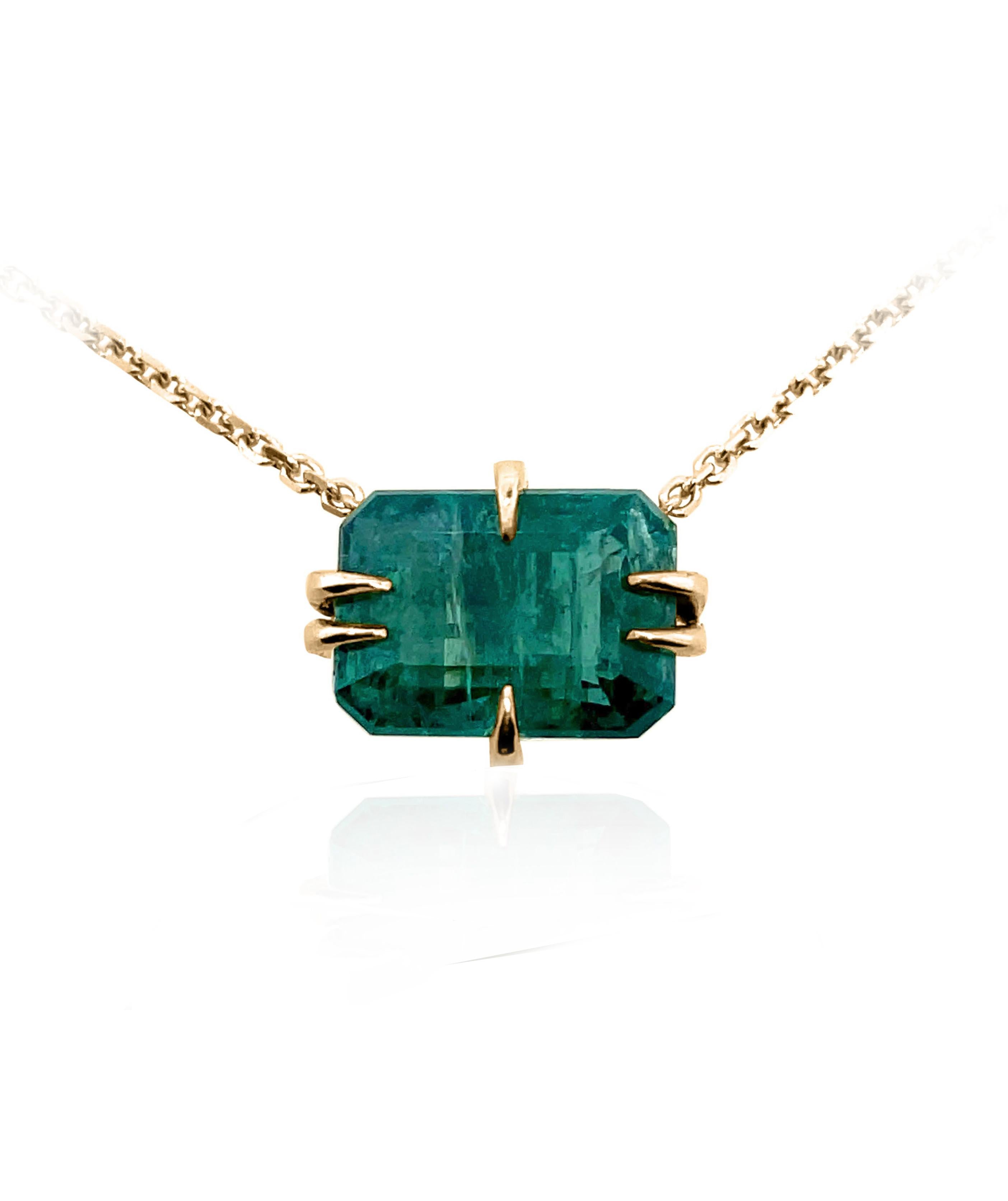 
3.50ct Emeraude vert forêt lustrée sertie dans des griffes féroces en or jaune 18ct avec chaîne en or jaune 18ct de 40cm.

Émeraude de Zambie
Taille émeraude
Or 18k
Chaîne 18k de 40 cm
Griffes de signature OHLIGUER
Prêt à être expédié dans une