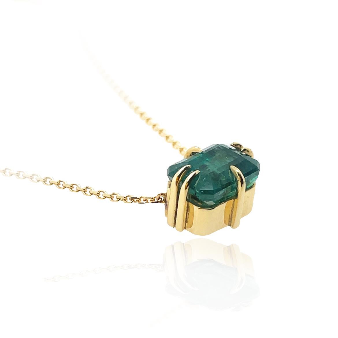 Taille émeraude Collier à pendentif Icone en or jaune 18 carats de 3,50 ct d'émeraude avec chaîne en vente
