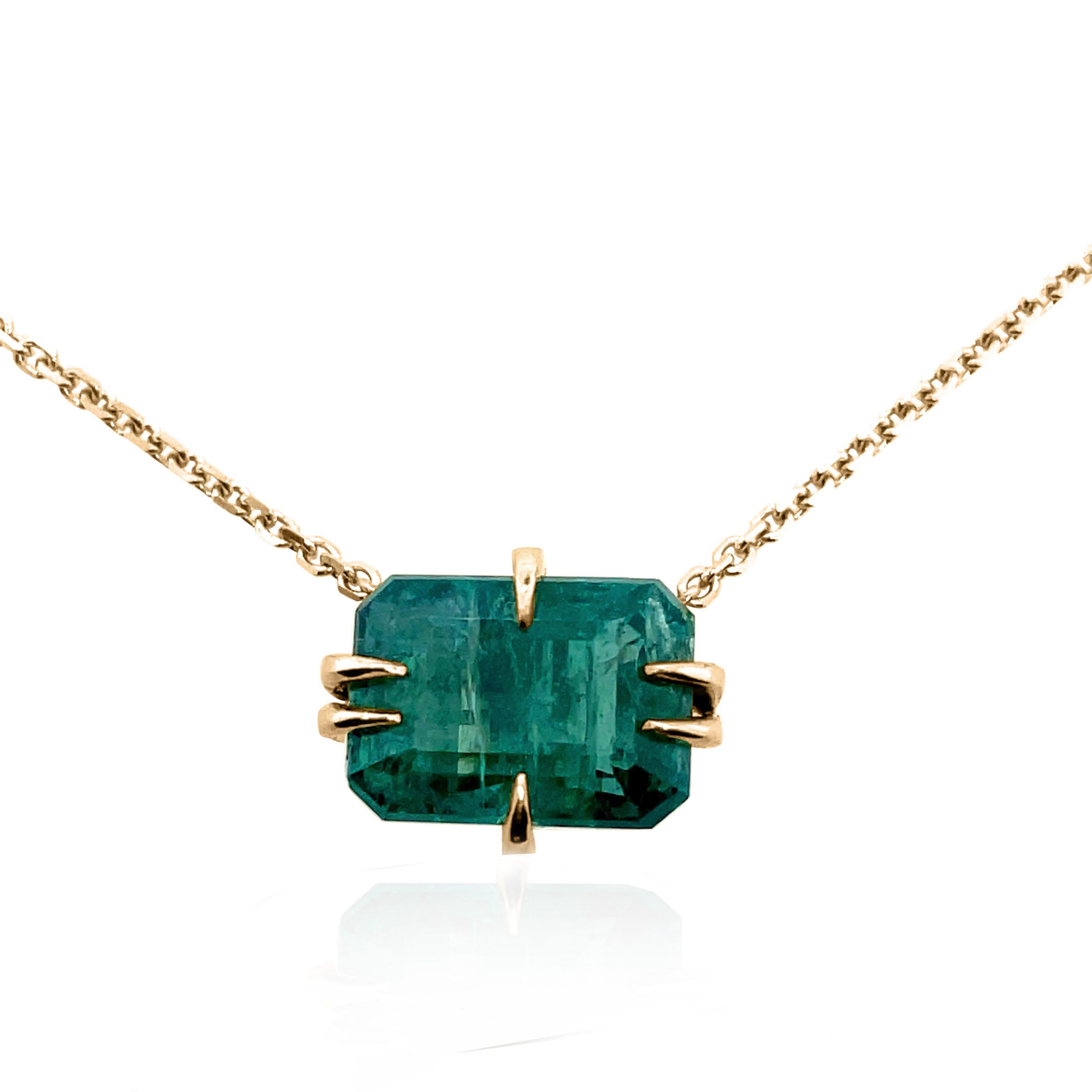 3.50ct Emerald necklace made in 18k yellow gold with chain For Sale
