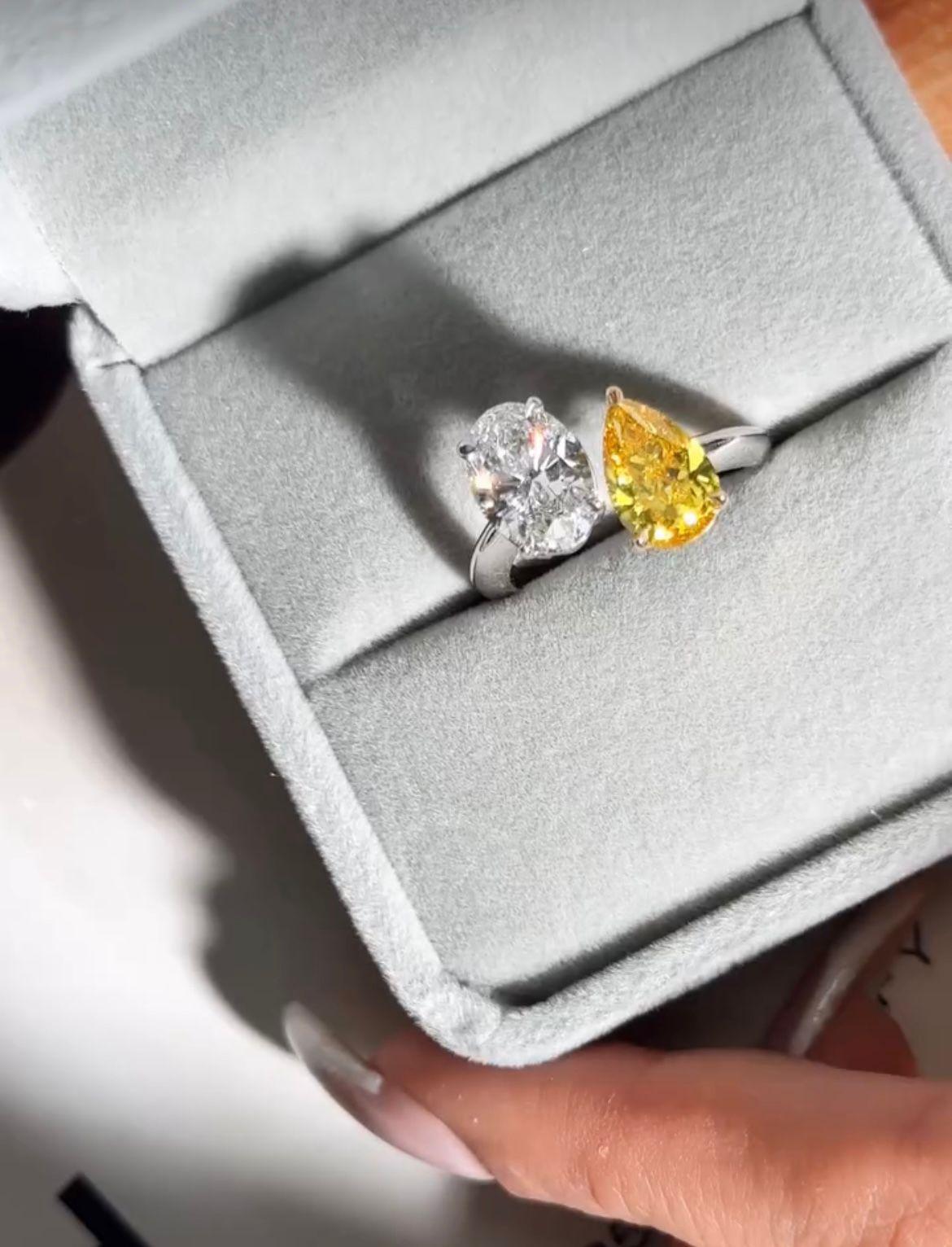 Contemporain 3.50ct. Bague de fiançailles en diamant blanc et jaune Vivid Diamonds Rapport GIA en vente