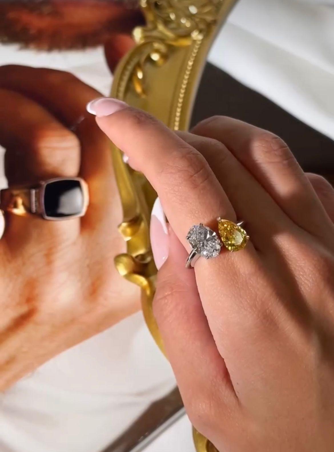 Taille poire 3.50ct. Bague de fiançailles en diamant blanc et jaune Vivid Diamonds Rapport GIA en vente