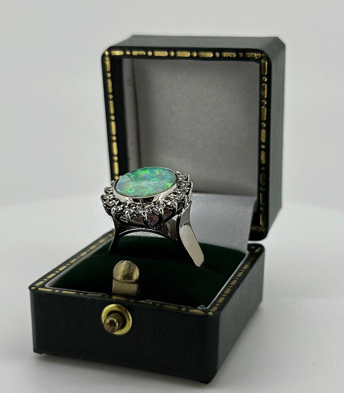 3,50 Karat ovaler australischer massiver Opal & Diamant 18K Weißgold Cocktail-Ring im Angebot 1