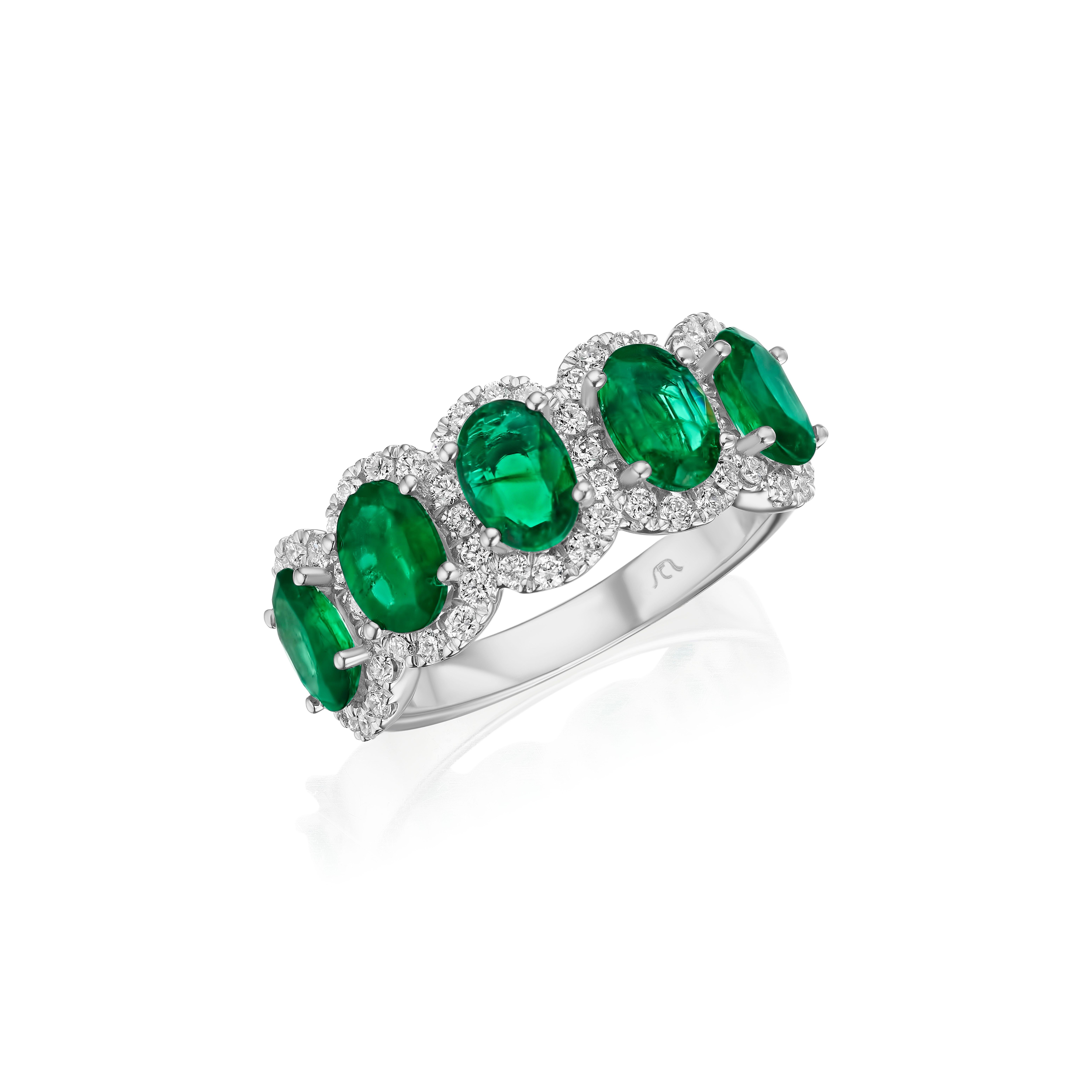 3.50ct Oval Emerald & Round Diamond Band in 14KT Gold In New Condition For Sale In New York, NY