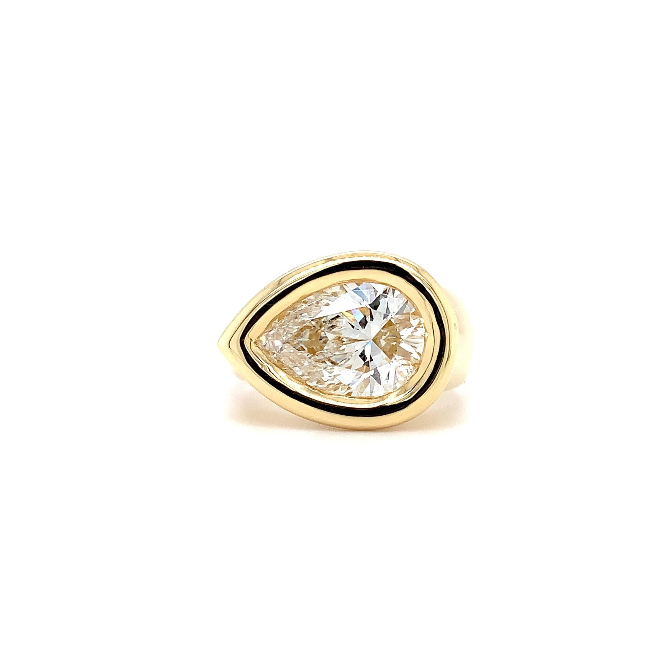 3.50ct Pear shaped diamond bezel chunky cocktail ring 18k yellow gold For Sale 5