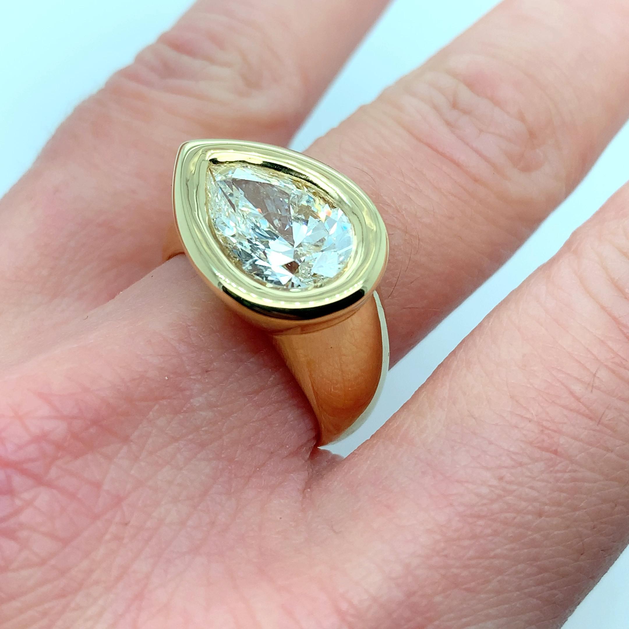 Art Deco 3.50ct Pear shaped diamond bezel chunky cocktail ring 18k yellow gold For Sale