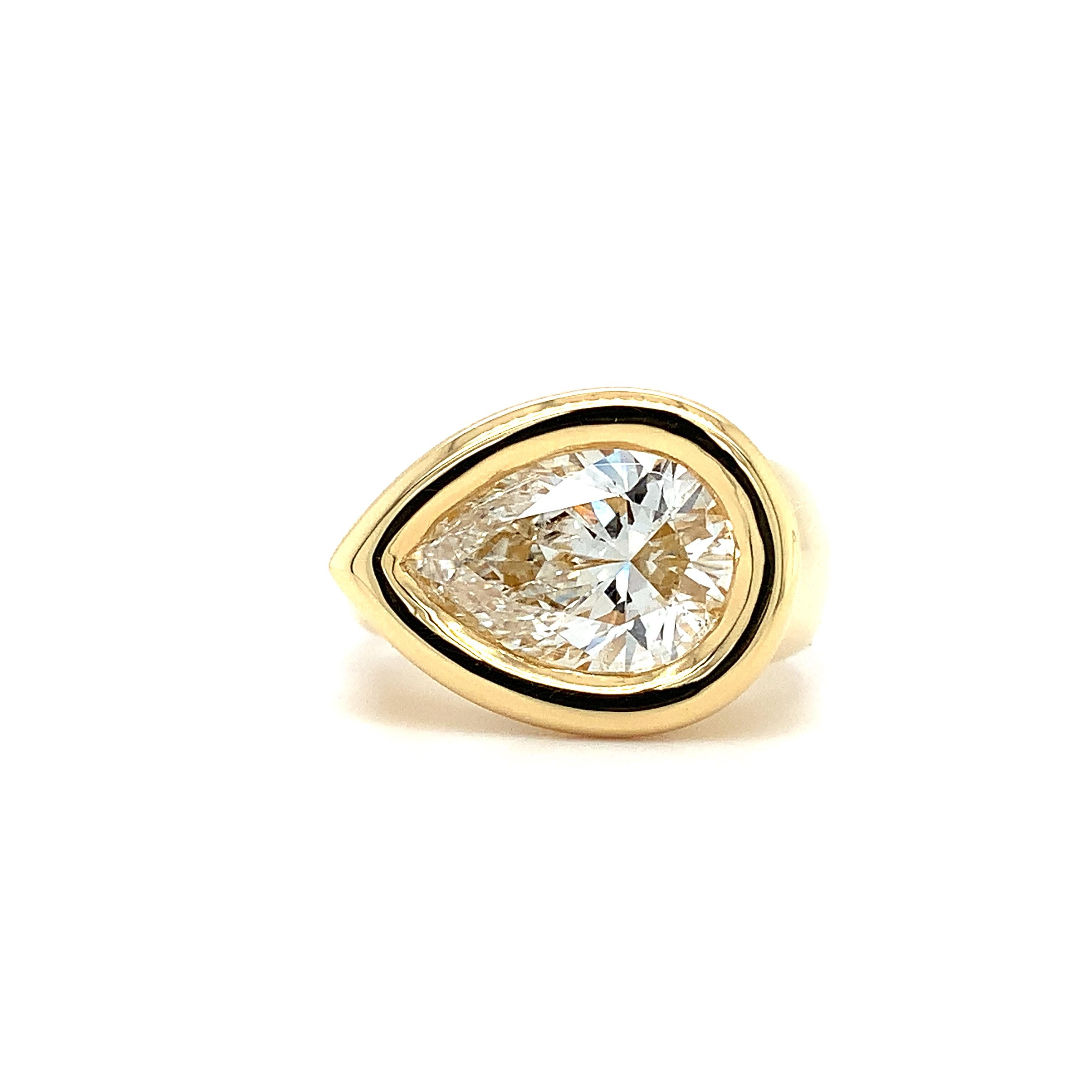3.50ct Pear shaped diamond bezel chunky cocktail ring 18k yellow gold In New Condition For Sale In London, GB