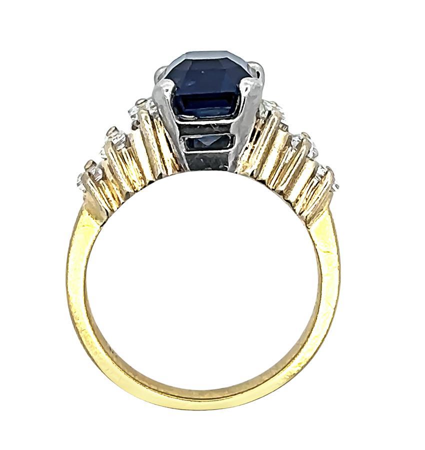 Anello di fidanzamento in oro con zaffiro da 3,50 carati e diamanti da 0,50 carati In condizioni buone in vendita a New York, NY