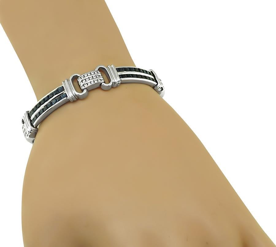 Voici un magnifique bracelet en or blanc 18k. Le bracelet est serti de diamants ronds étincelants et de saphirs carrés qui pèsent respectivement environ 1,50ct et 3,50ct. La couleur des diamants est H avec une clarté VS. Le bracelet mesure 10,5 mm