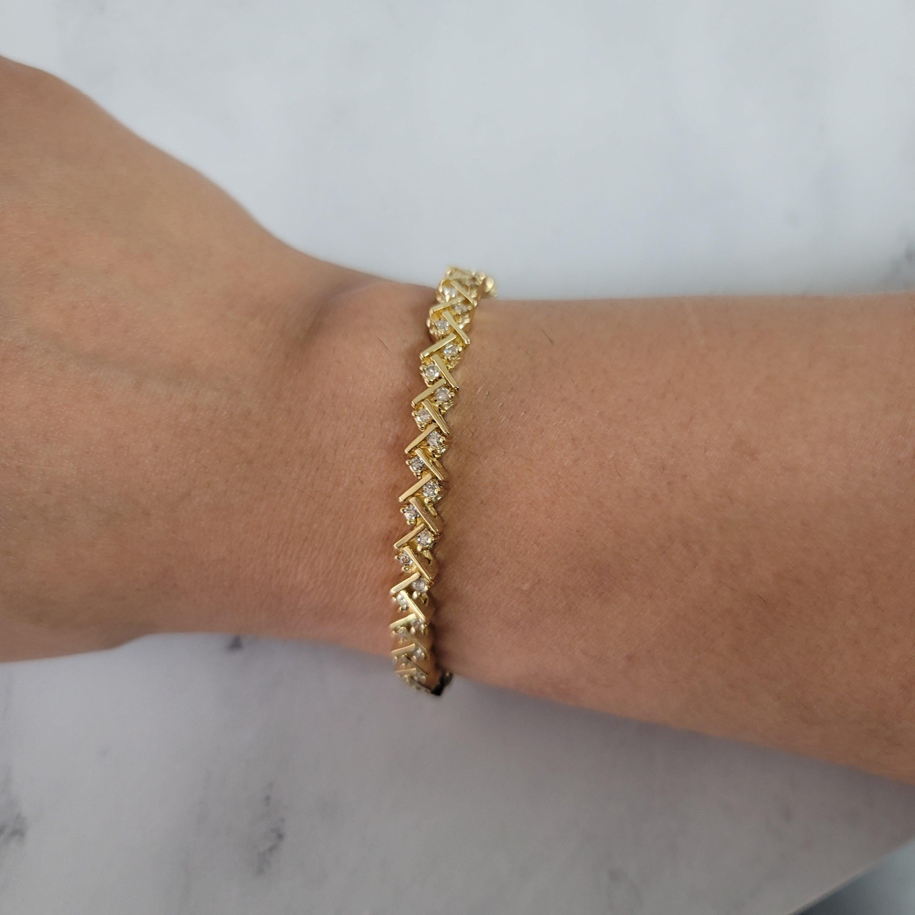 Bracciale Tennis ♥ Descrizione ♥

Pietra principale: Diamante 
Circa. Peso totale dei carati: 3,50cttw
Chiarezza del diamante: SI2
Colore del diamante: H. H. I.
Tipo di metallo: Oro giallo 14 carati
Taglio della pietra: Rotondo
Metallo Peso: 20