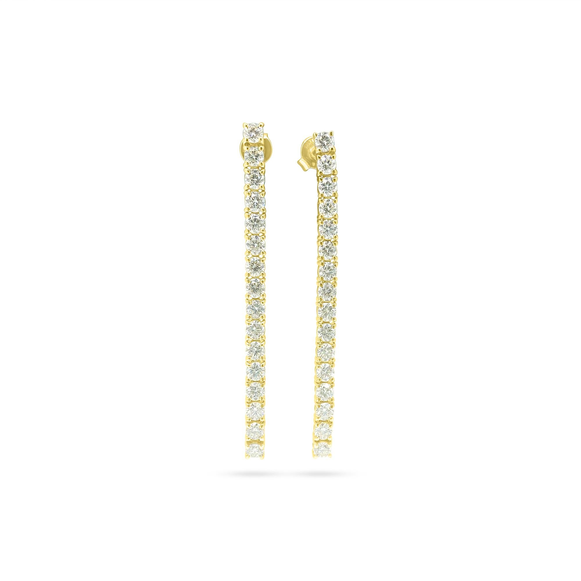 Realizzati in oro giallo a 14 carati, questi splendidi orecchini vantano un peso totale di 3,50 carati di diamanti, con una purezza eccezionale (VVS) e un colore di grado H. Ogni diamante è naturale al 100% e proviene dalla terra, garantendo