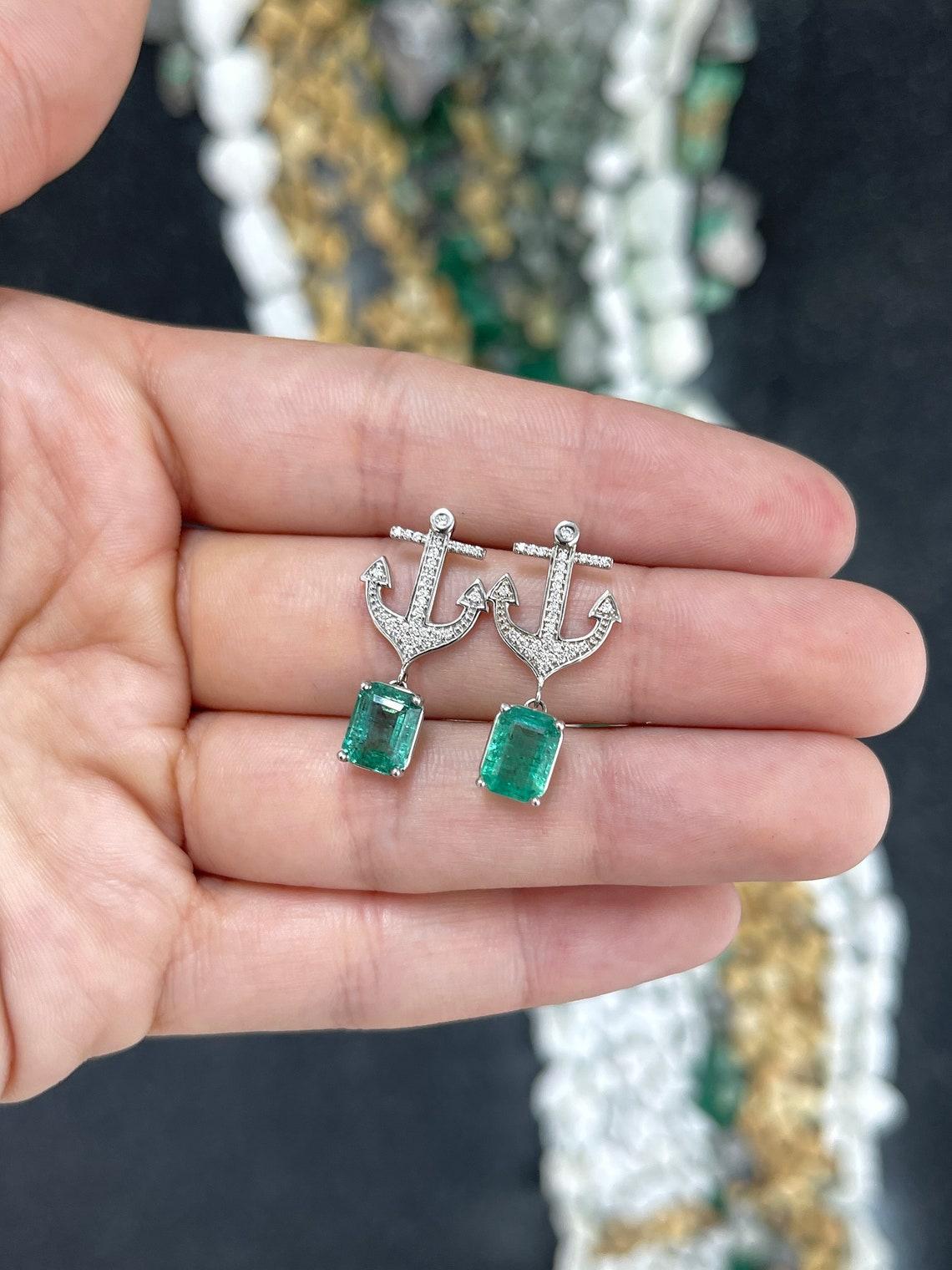 3,50tcw 14K Smaragd & Diamant Anker-Ohrringe mit üppigem grünem Zacken-Set (Moderne) im Angebot