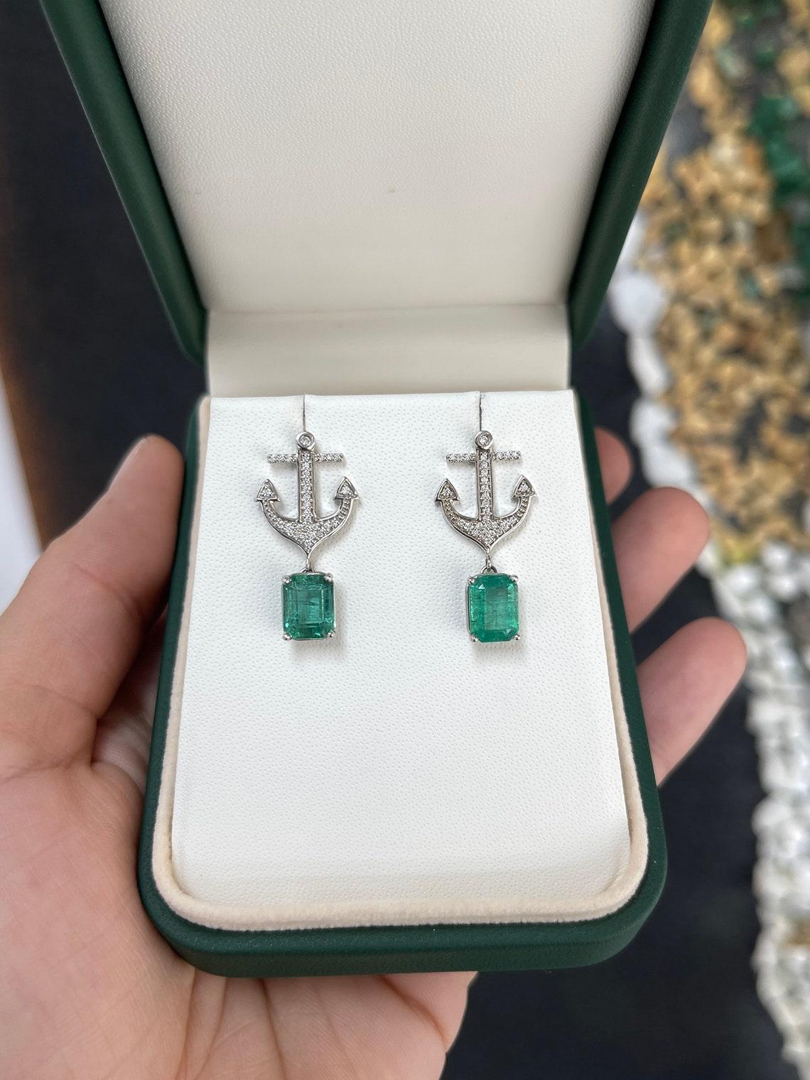 3,50tcw 14K Smaragd & Diamant Anker-Ohrringe mit üppigem grünem Zacken-Set (Smaragdschliff) im Angebot